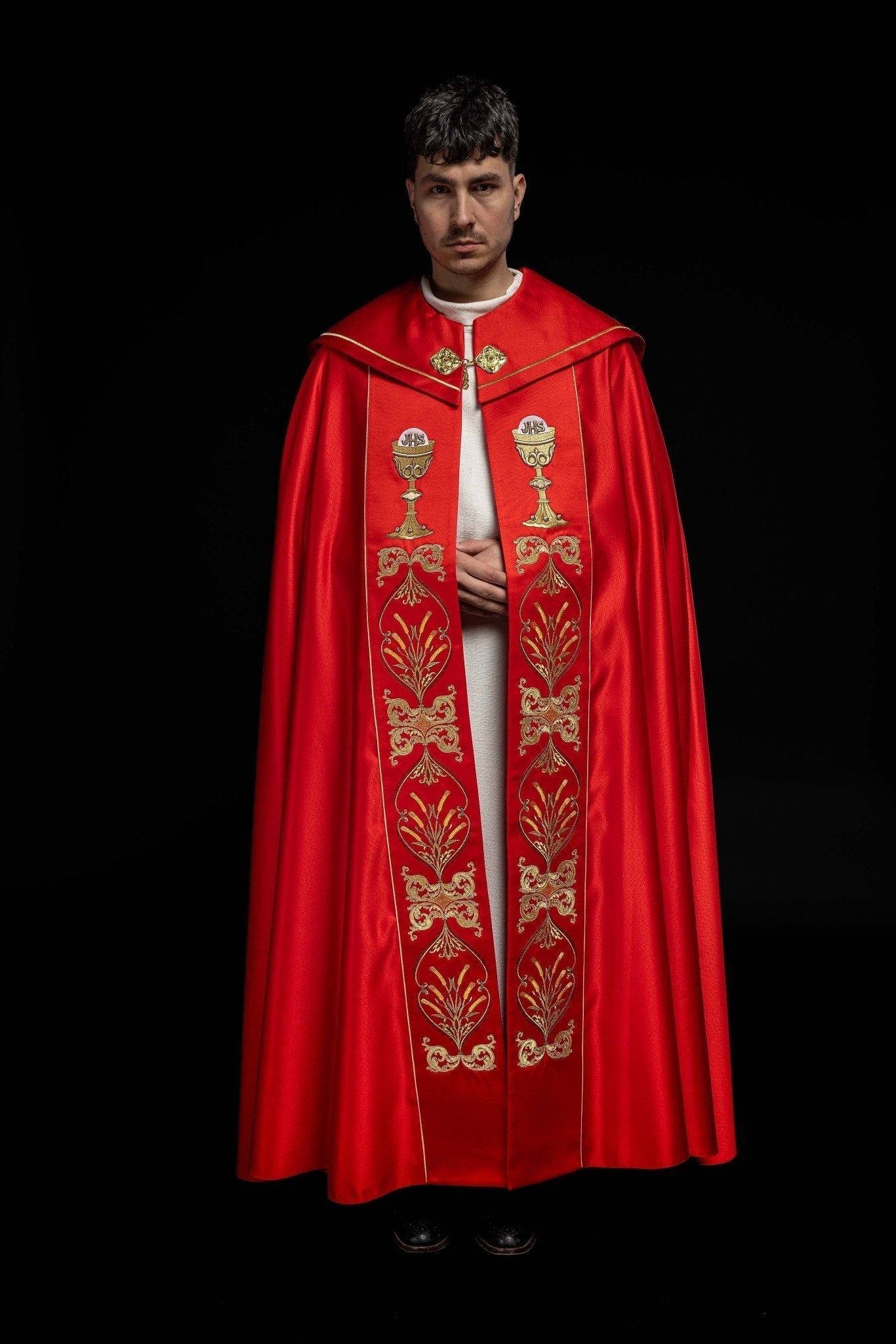 Capa de asperges litúrgica vermelha com bordado de cálice e IHS