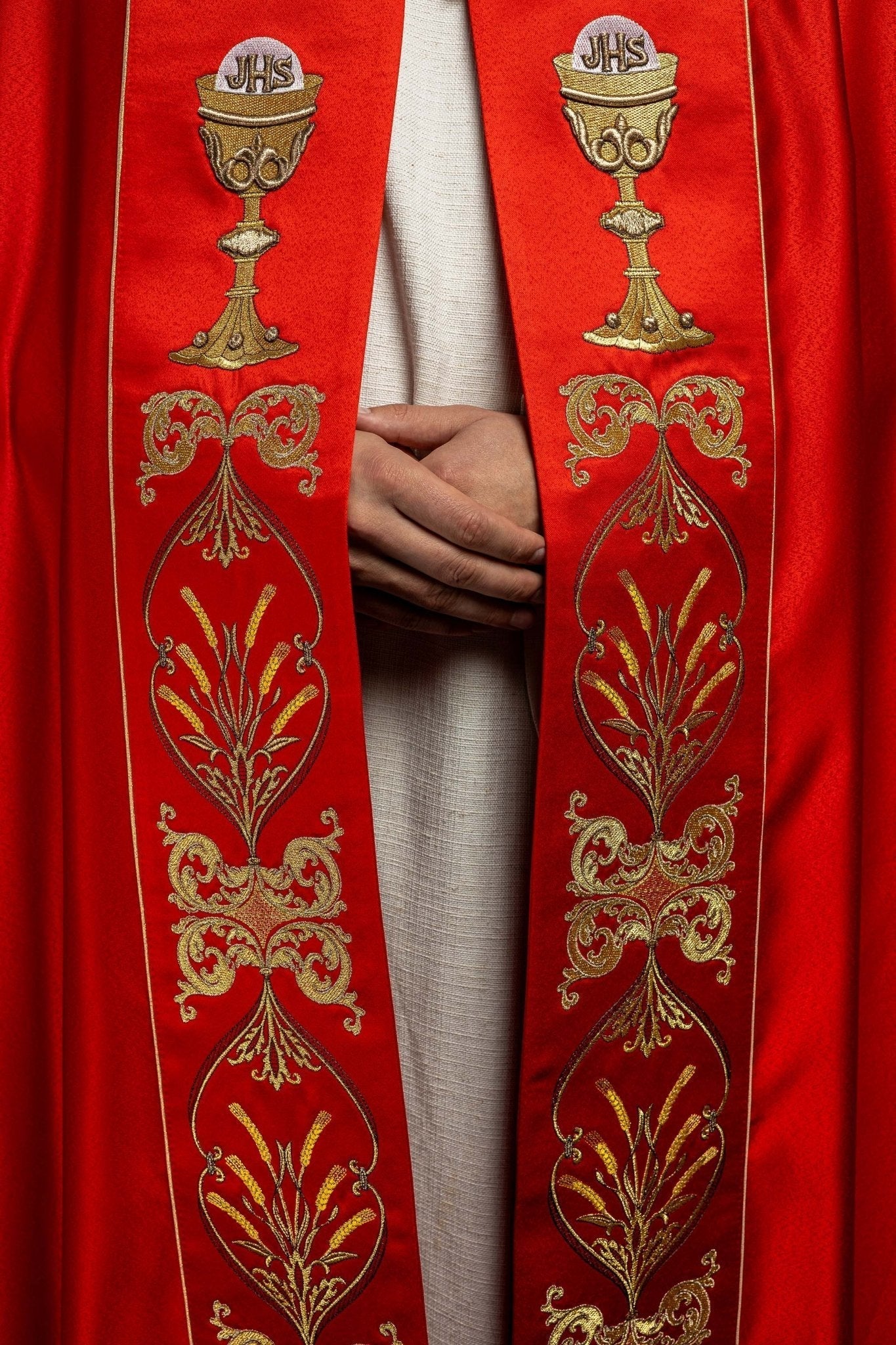 Capa de asperges litúrgica vermelha com bordado de cálice e IHS