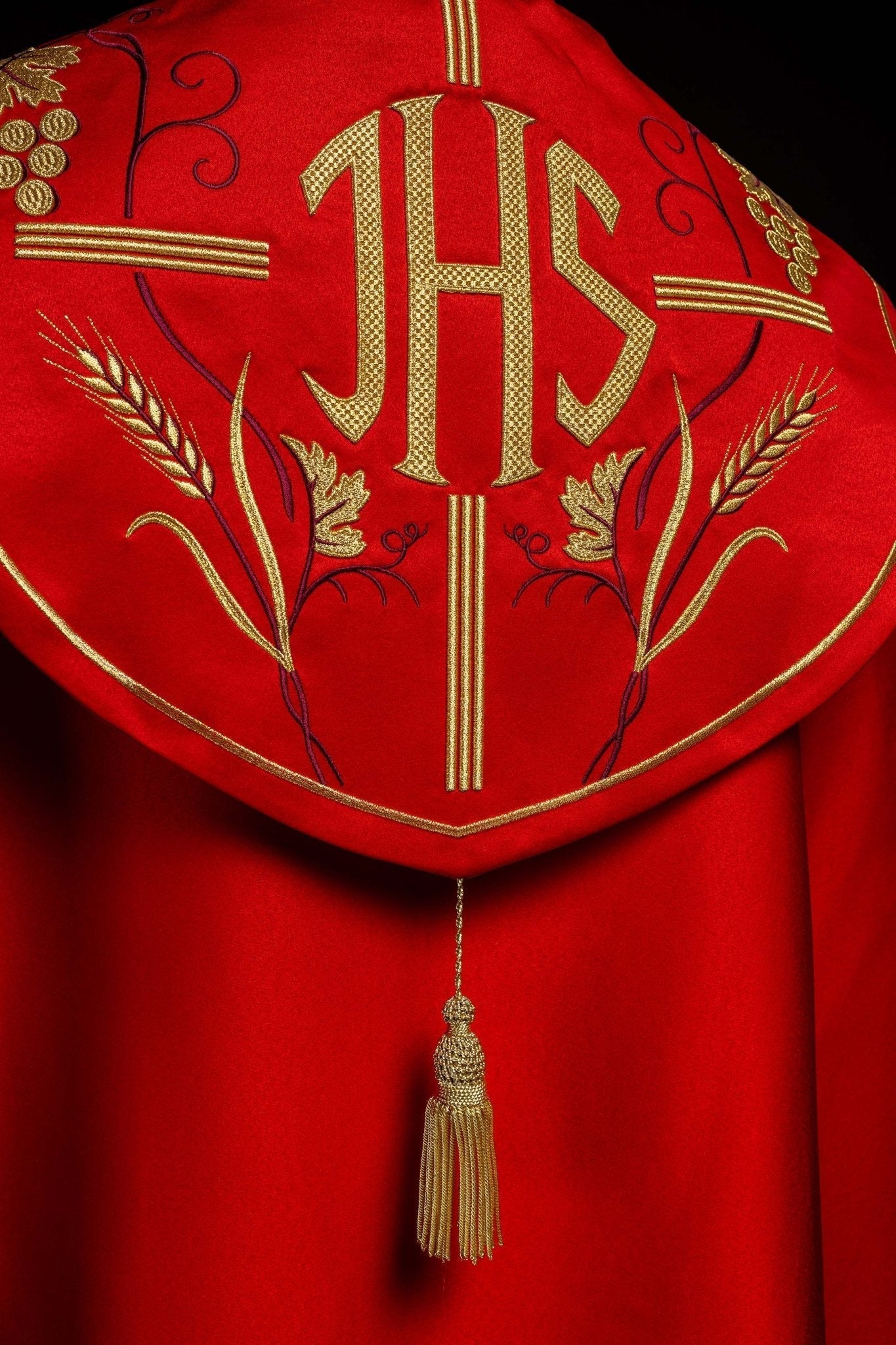 Capa de asperges litúrgica vermelha com bordado dourado IHS e uvas