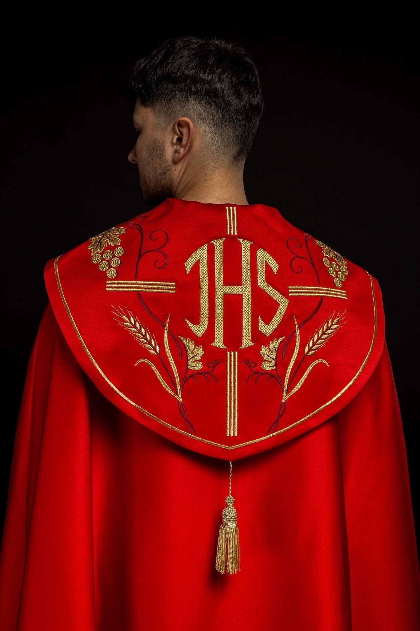 Capa de asperges litúrgica vermelha com bordado dourado IHS e uvas