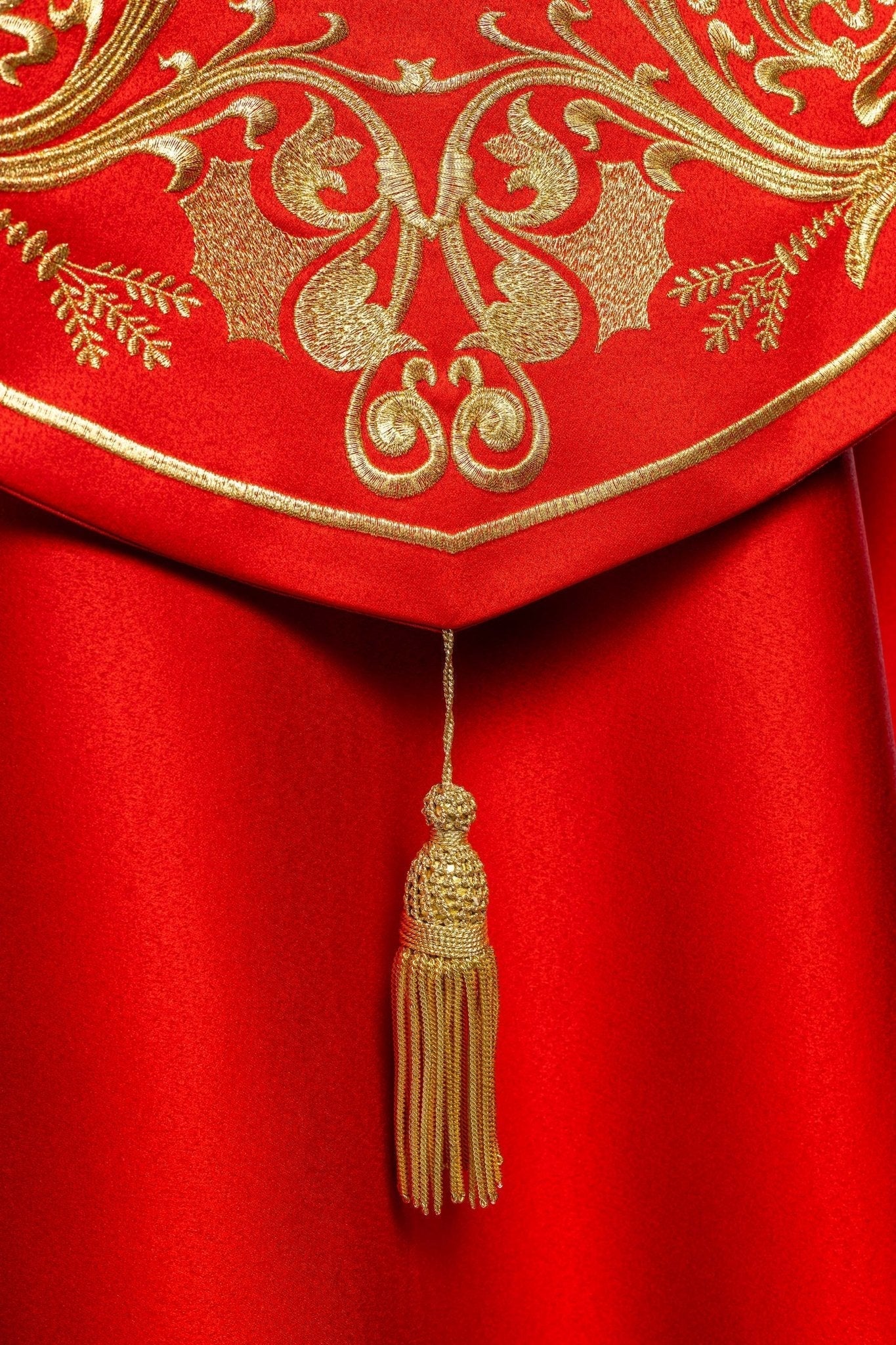 Capa de asperges litúrgica vermelha com bordado IHS