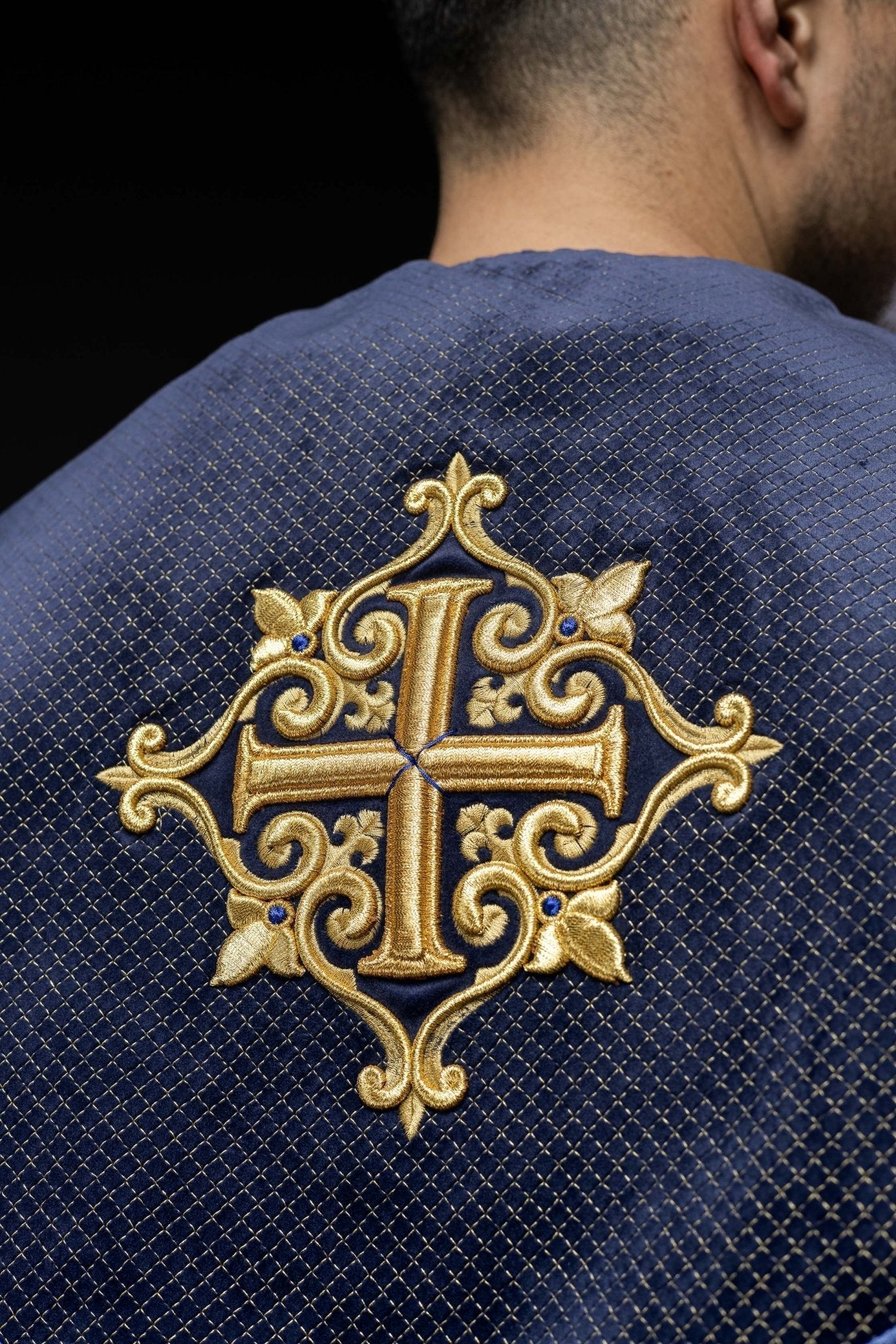 Capa de asperges litúrgica com faixa de veludo roxo e bordado de cruzes