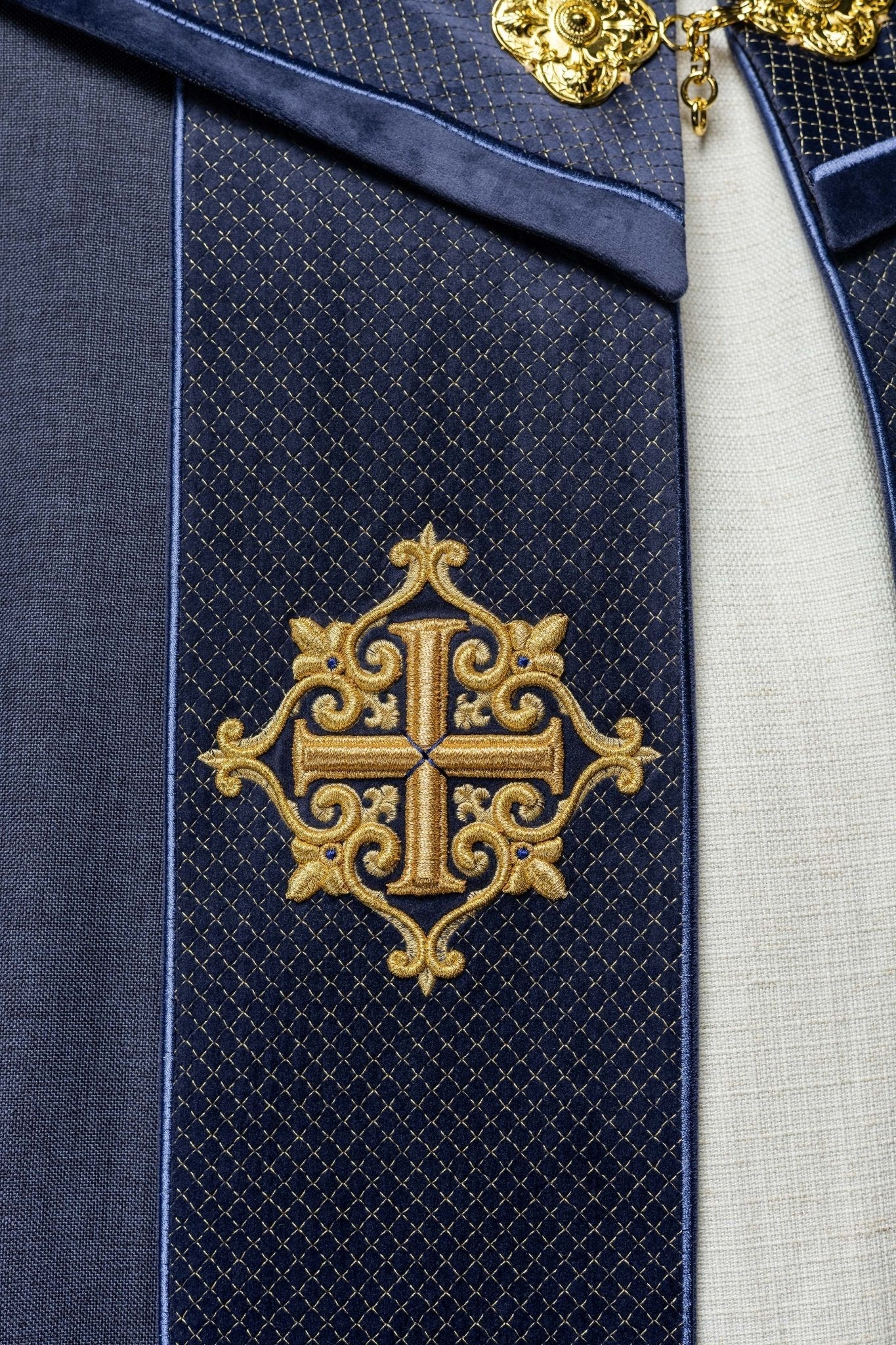 Capa de asperges litúrgica com faixa de veludo roxo e bordado de cruzes