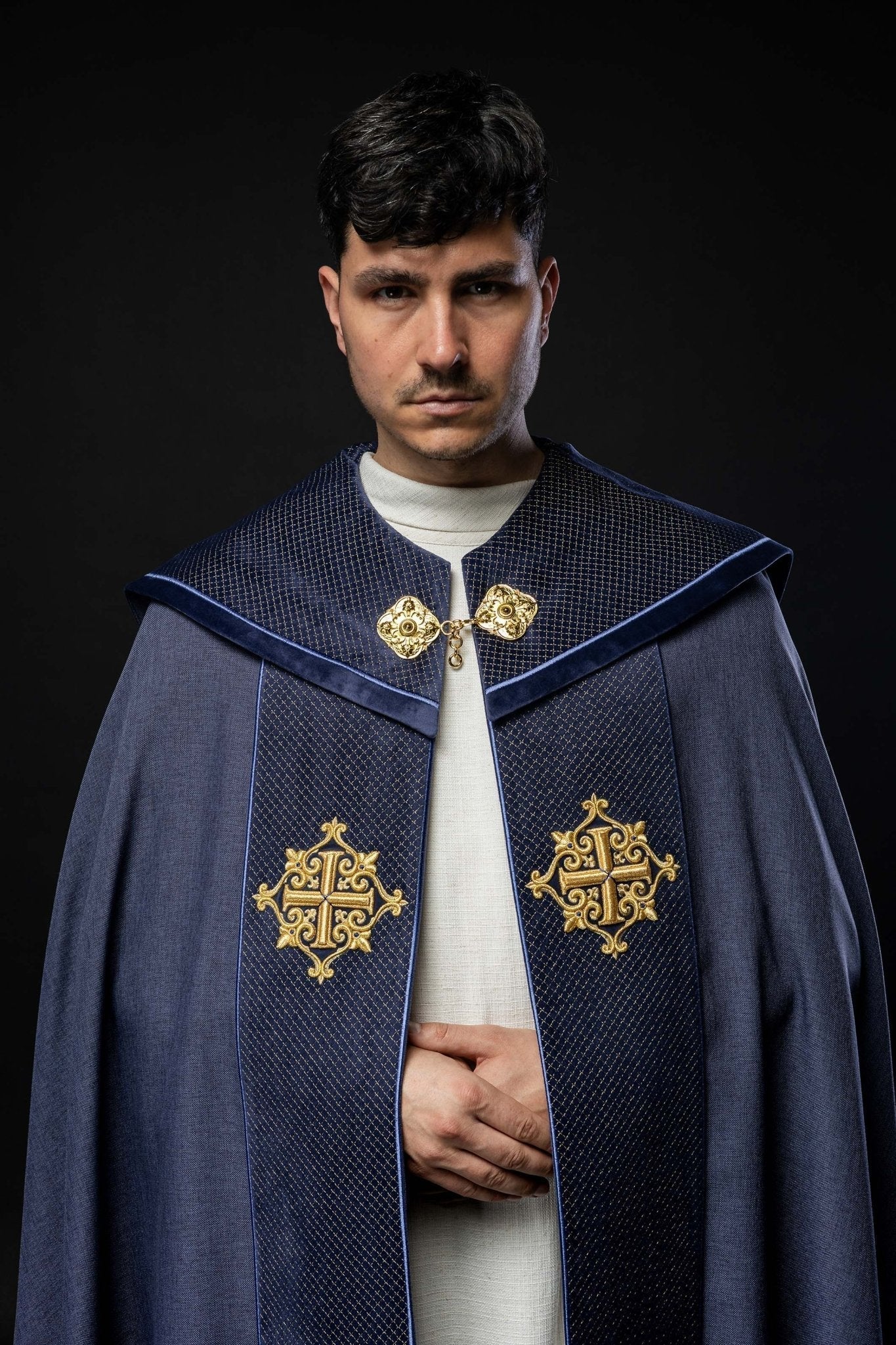 Capa de asperges litúrgica com faixa de veludo roxo e bordado de cruzes