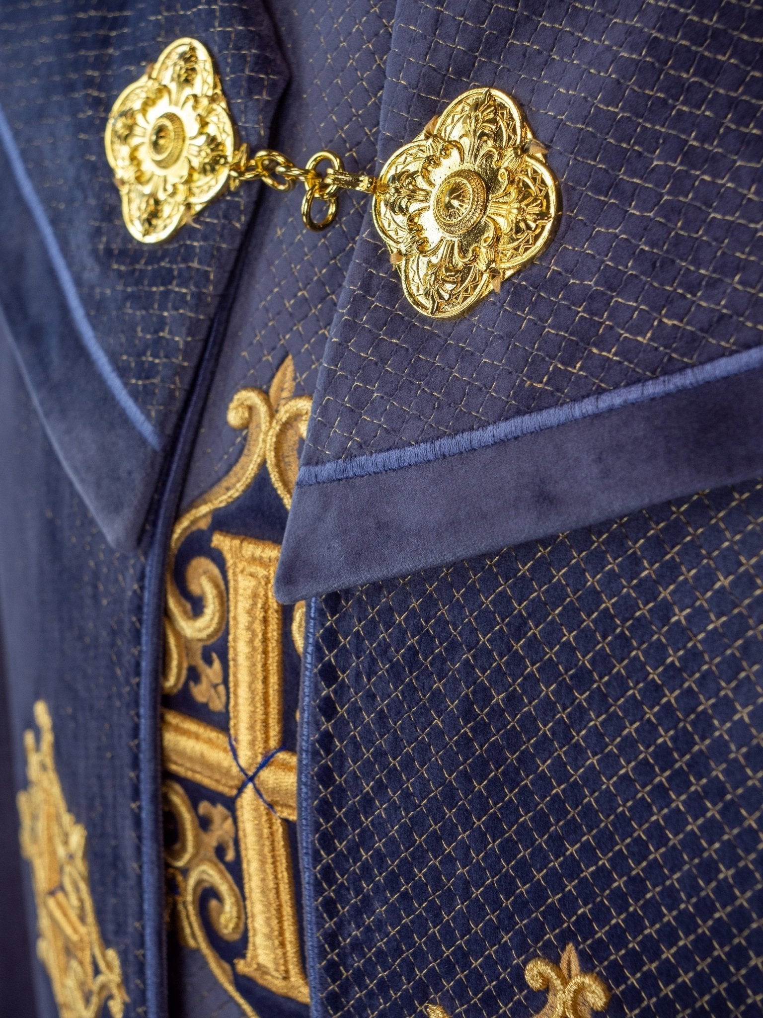 Capa de asperges litúrgica com faixa de veludo roxo e bordado de cruzes