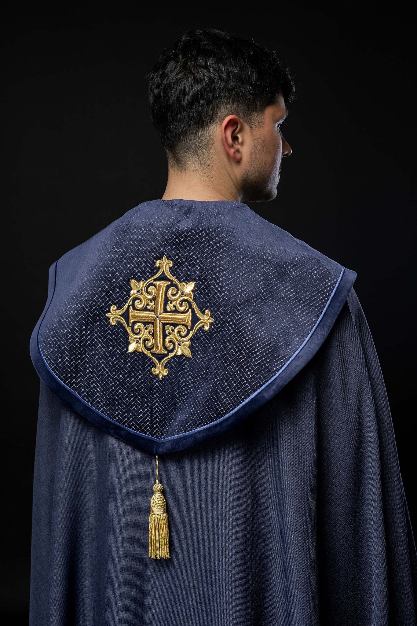 Capa de asperges litúrgica com faixa de veludo roxo e bordado de cruzes