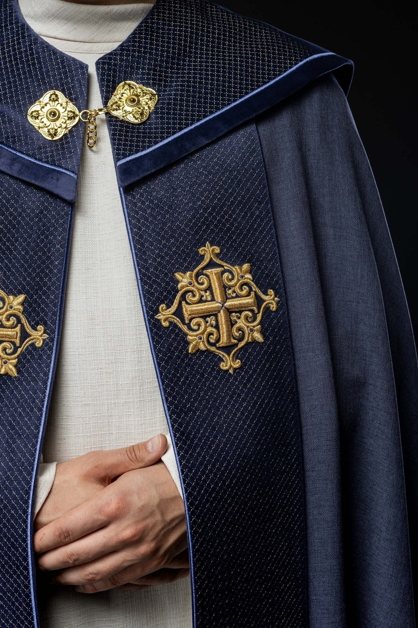 Capa de asperges litúrgica com faixa de veludo roxo e bordado de cruzes