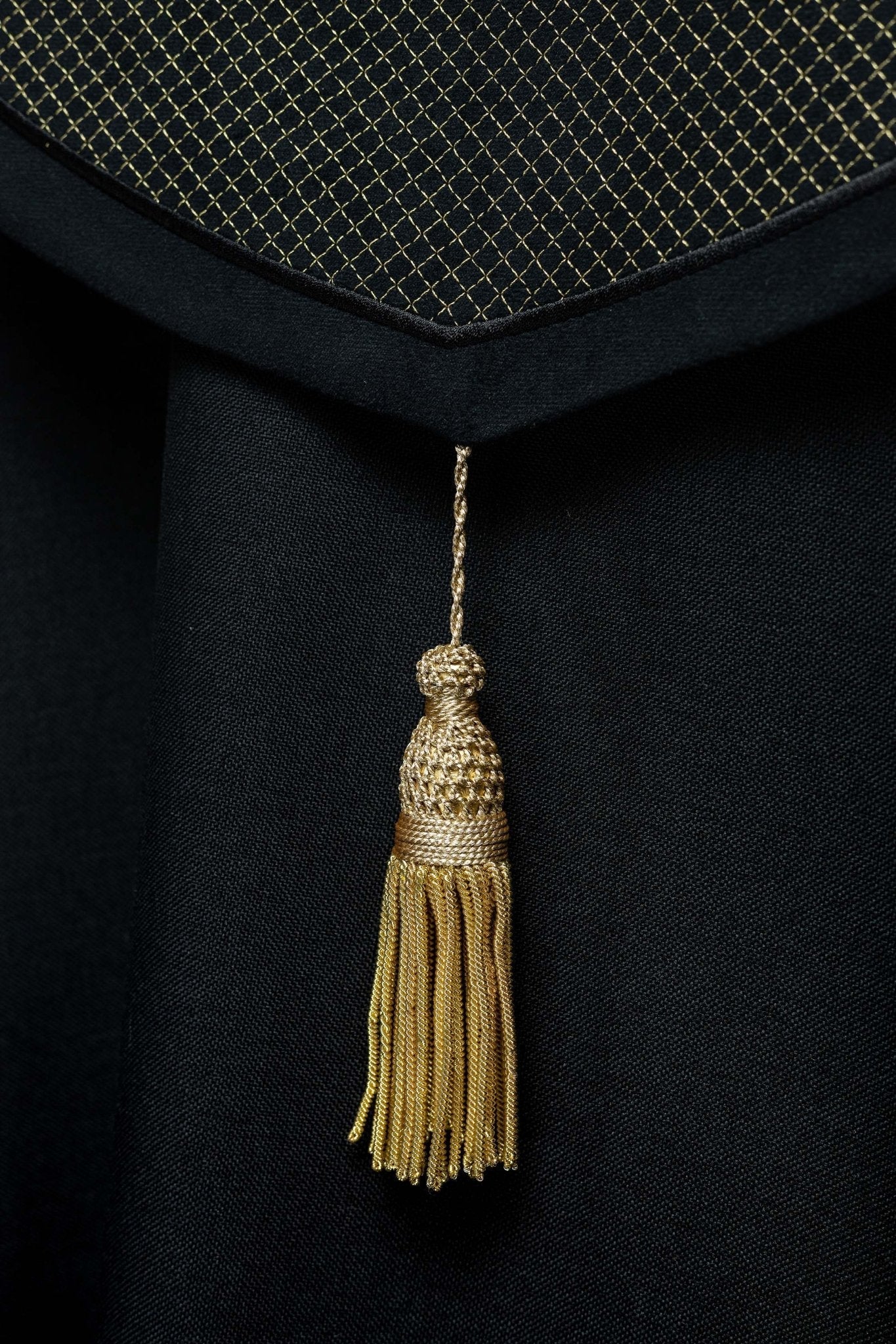 Capa de asperges litúrgica com faixa de veludo preta e bordado de cruzes
