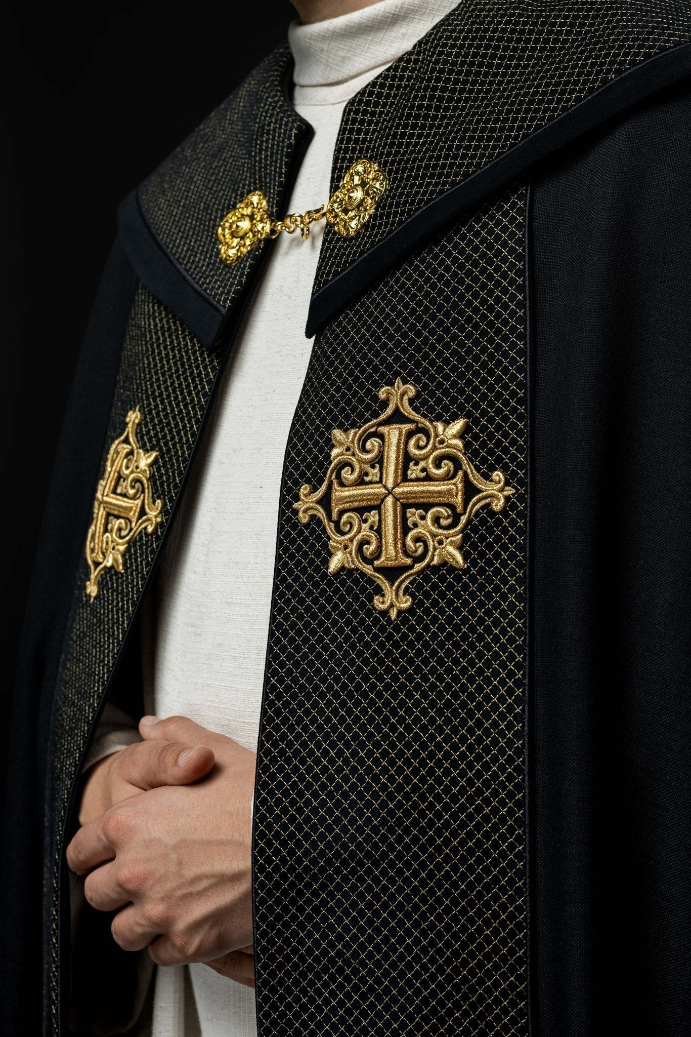 Capa de asperges litúrgica com faixa de veludo preta e bordado de cruzes
