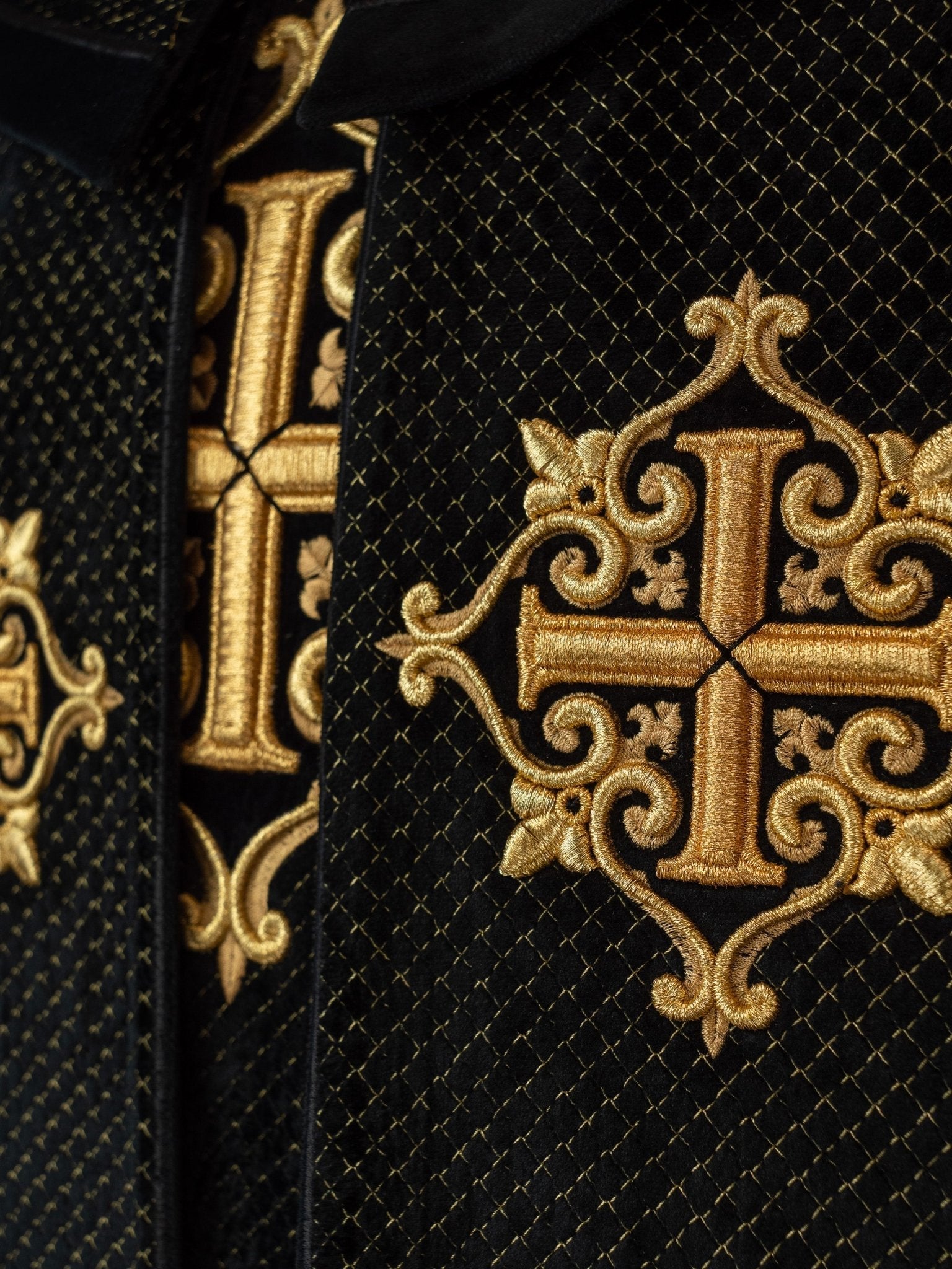 Capa de asperges litúrgica com faixa de veludo preta e bordado de cruzes