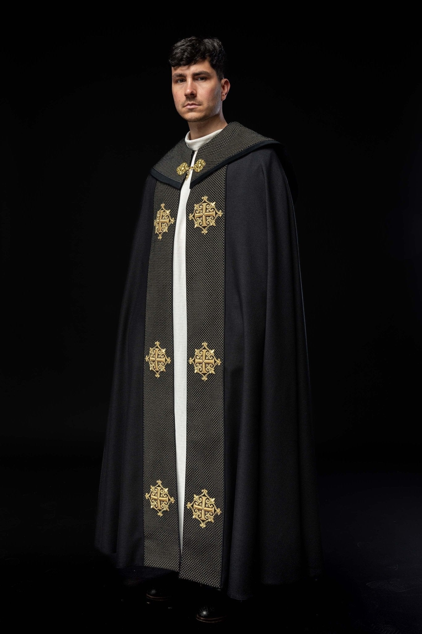 Capa de asperges litúrgica com faixa de veludo preta e bordado de cruzes