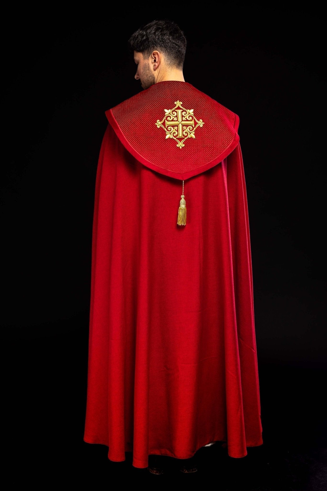 Capa de asperges litúrgica com faixa de veludo vermelho e bordado de cruzes