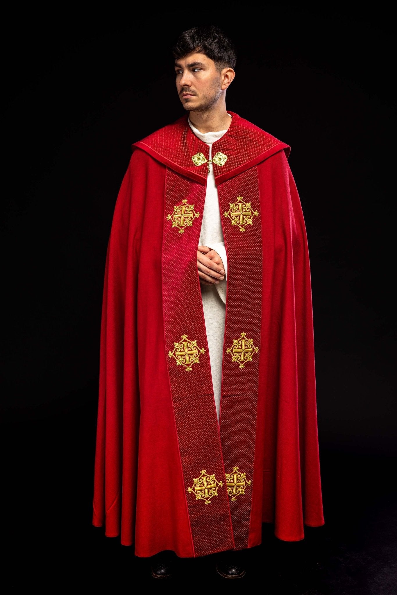 Capa de asperges litúrgica com faixa de veludo vermelho e bordado de cruzes