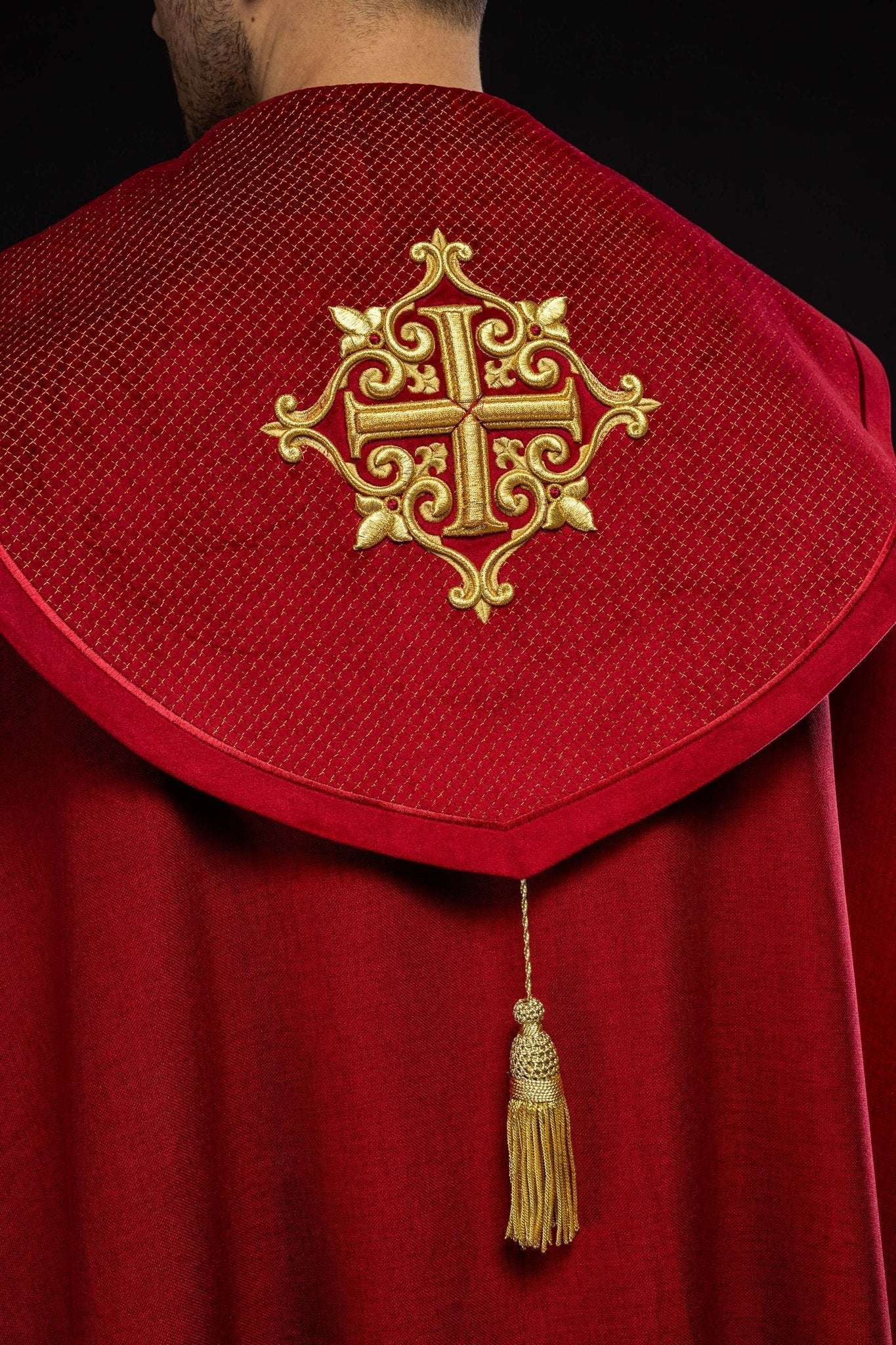 Capa de asperges litúrgica com faixa de veludo vermelho e bordado de cruzes