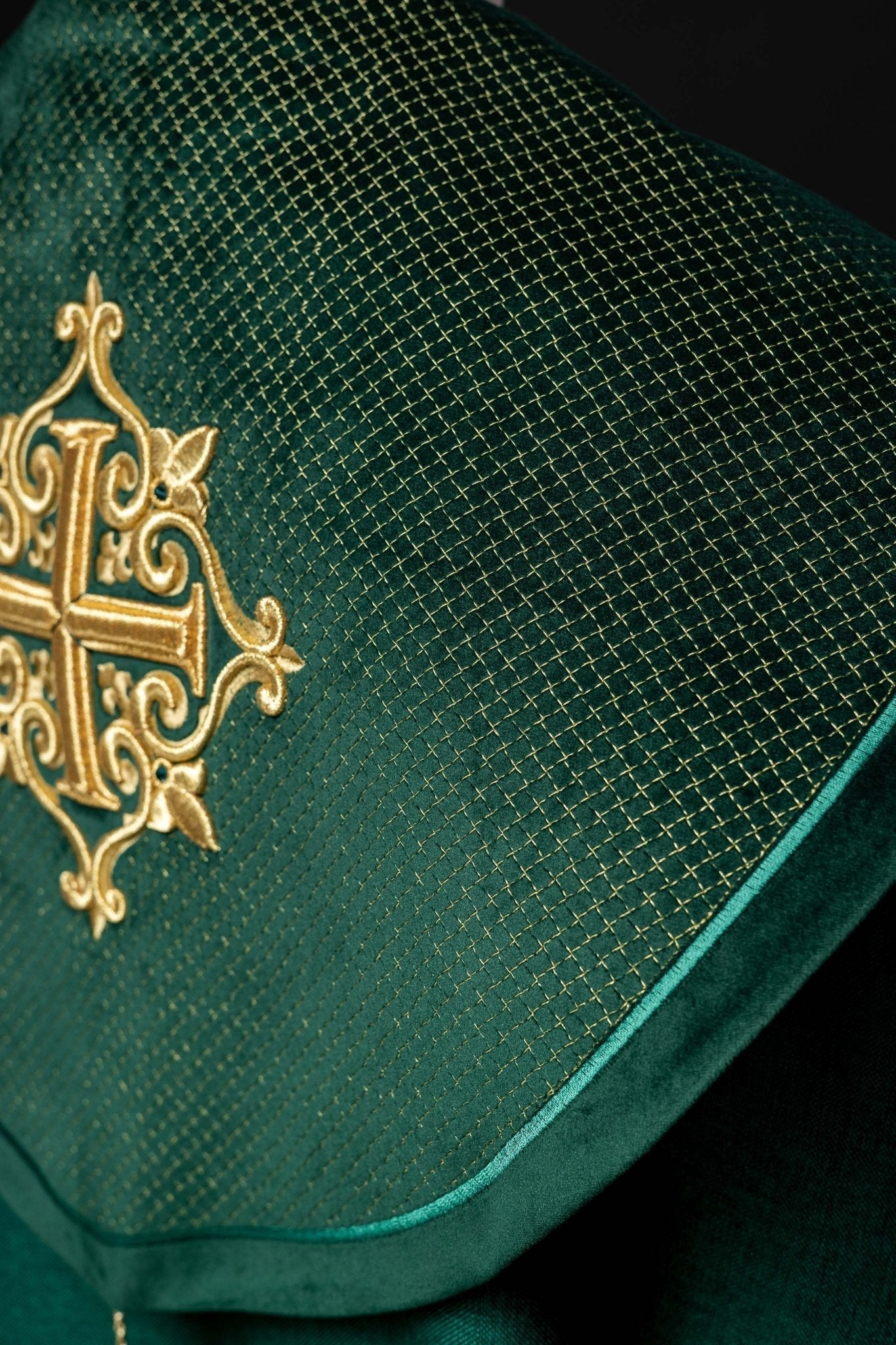 Capa de asperges litúrgica com faixa de veludo verde e bordado de cruzes
