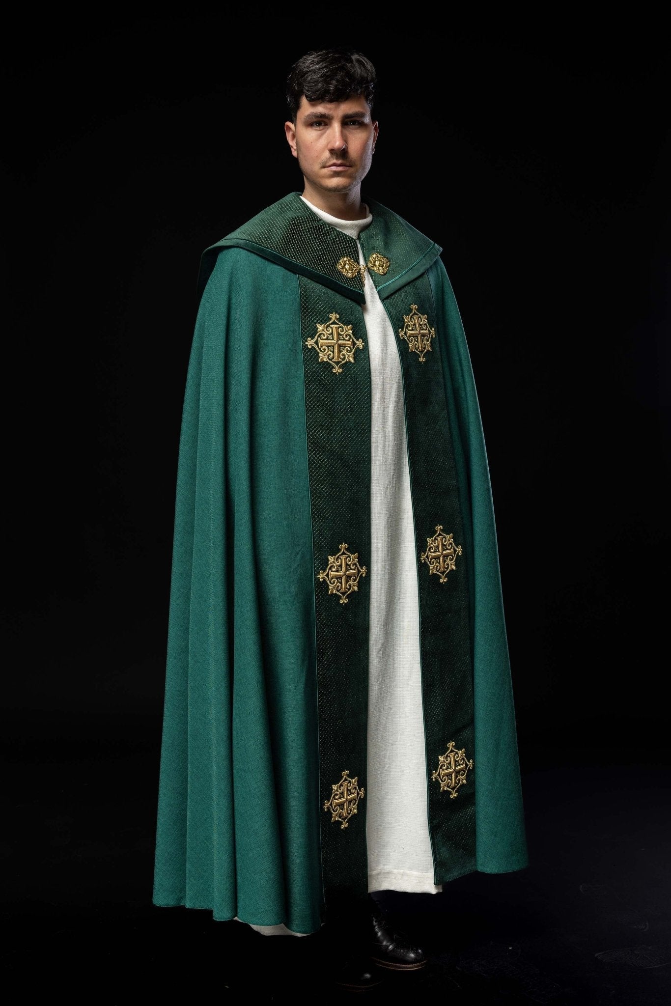 Capa de asperges litúrgica com faixa de veludo verde e bordado de cruzes