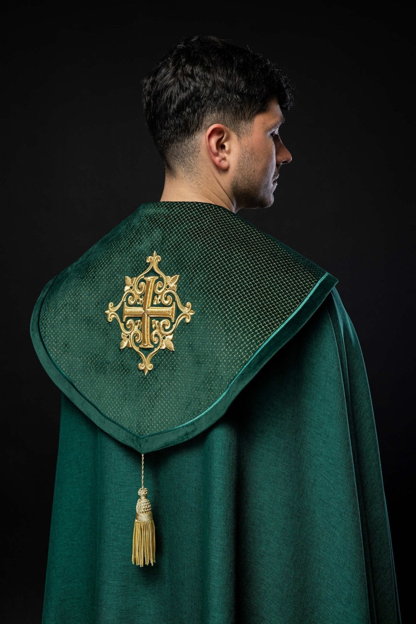 Capa de asperges litúrgica com faixa de veludo verde e bordado de cruzes