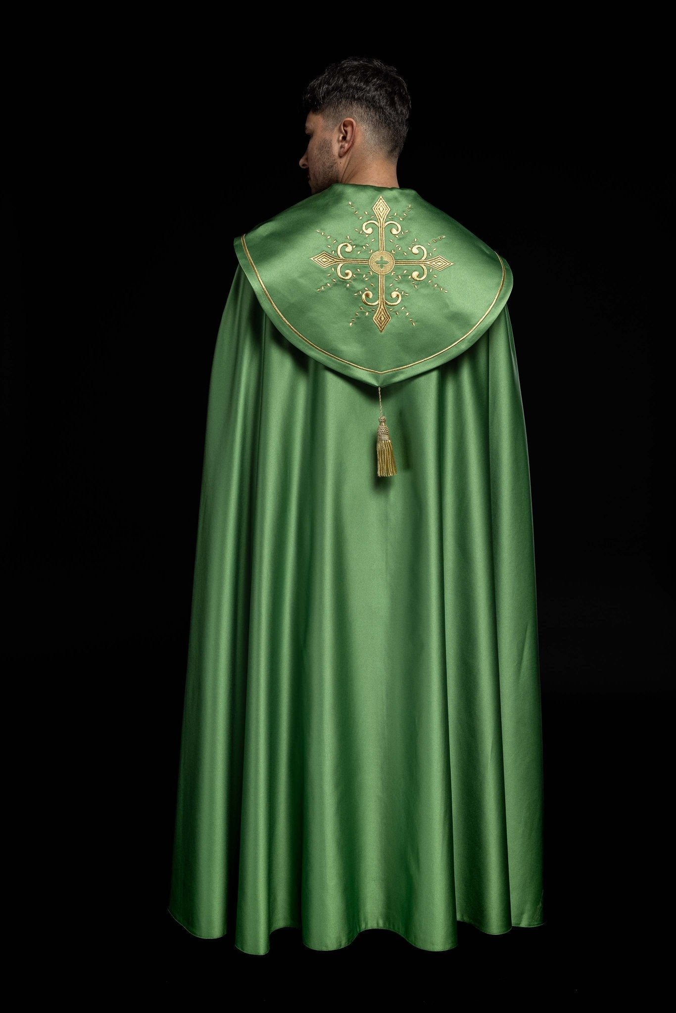 Capa de asperges litúrgica verde com faixa larga bordada com cruzes