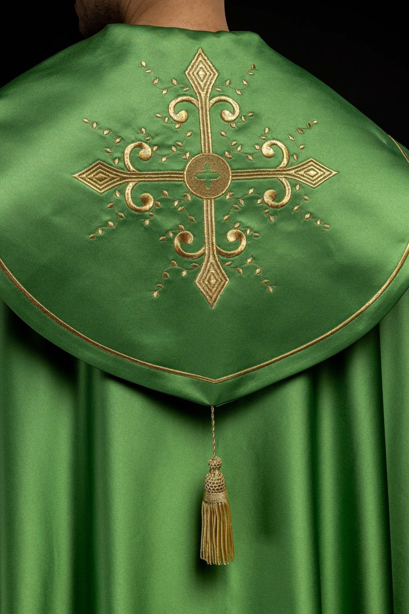 Capa de asperges litúrgica verde com faixa larga bordada com cruzes
