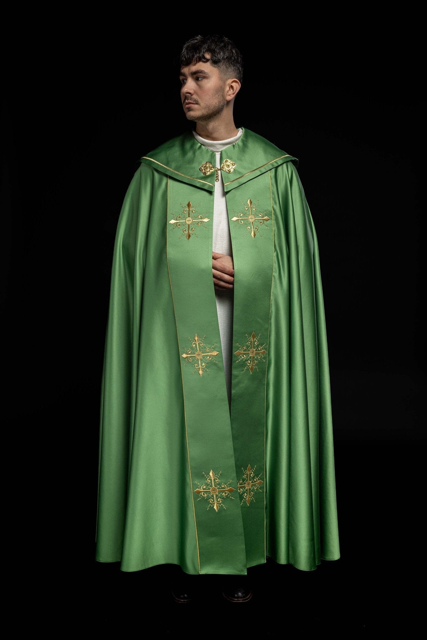 Capa de asperges litúrgica verde com faixa larga bordada com cruzes