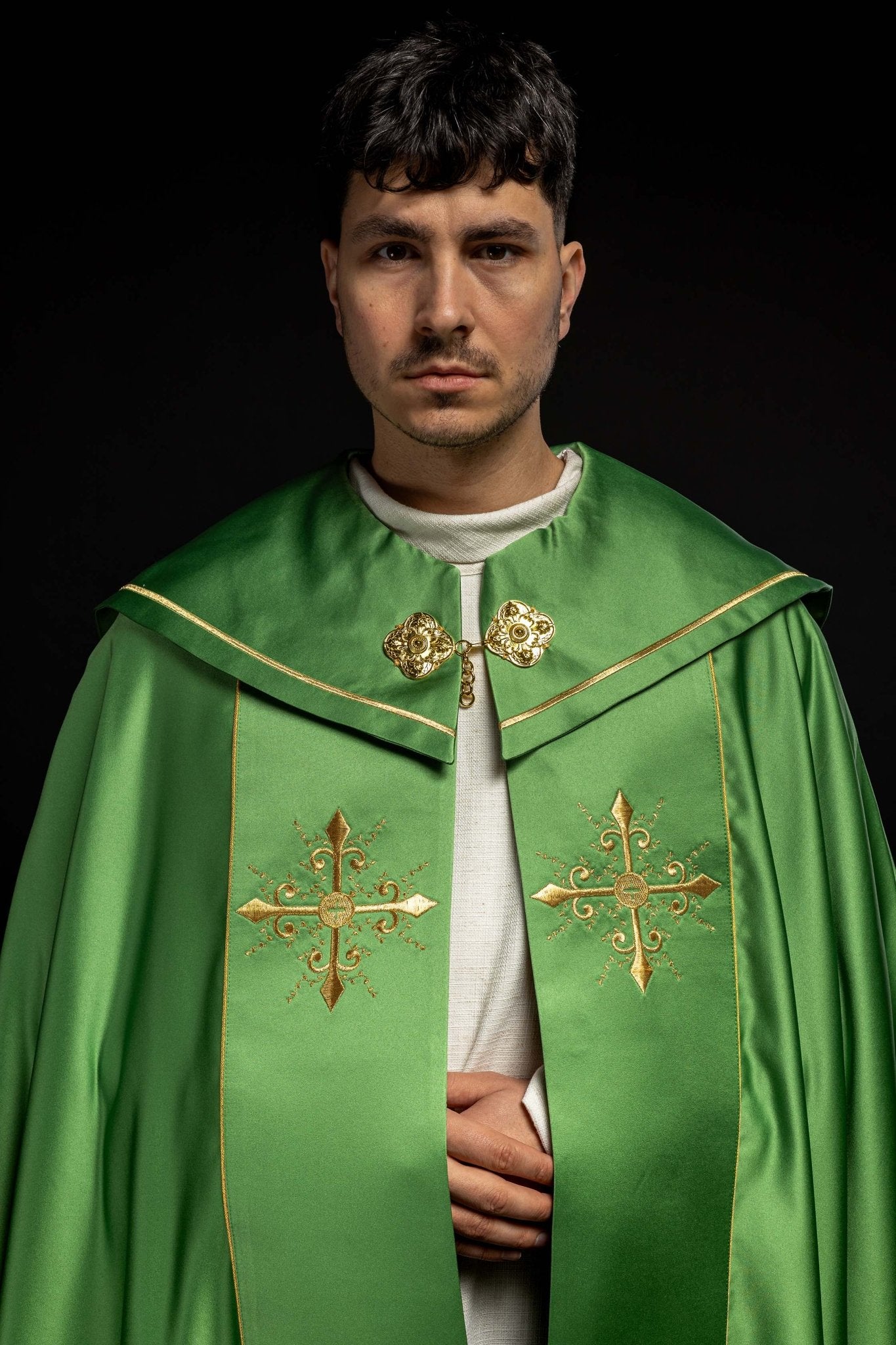 Capa de asperges litúrgica verde com faixa larga bordada com cruzes