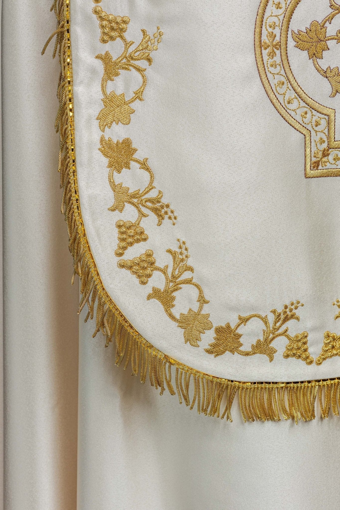 Capa de asperges romana de cetim creme com bordado do Sagrado Coração de Jesus