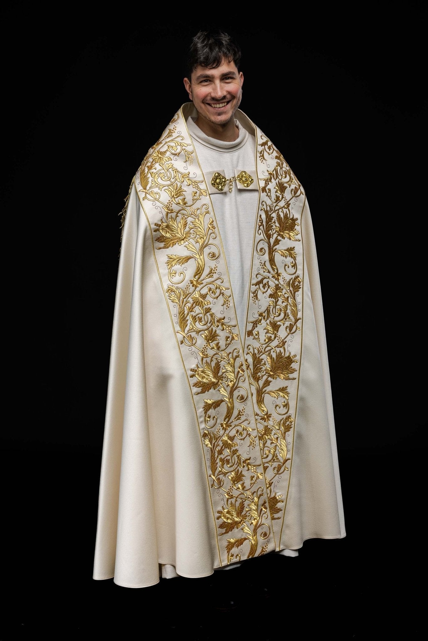 Capa de asperges romana de cetim creme com bordado do Sagrado Coração de Jesus
