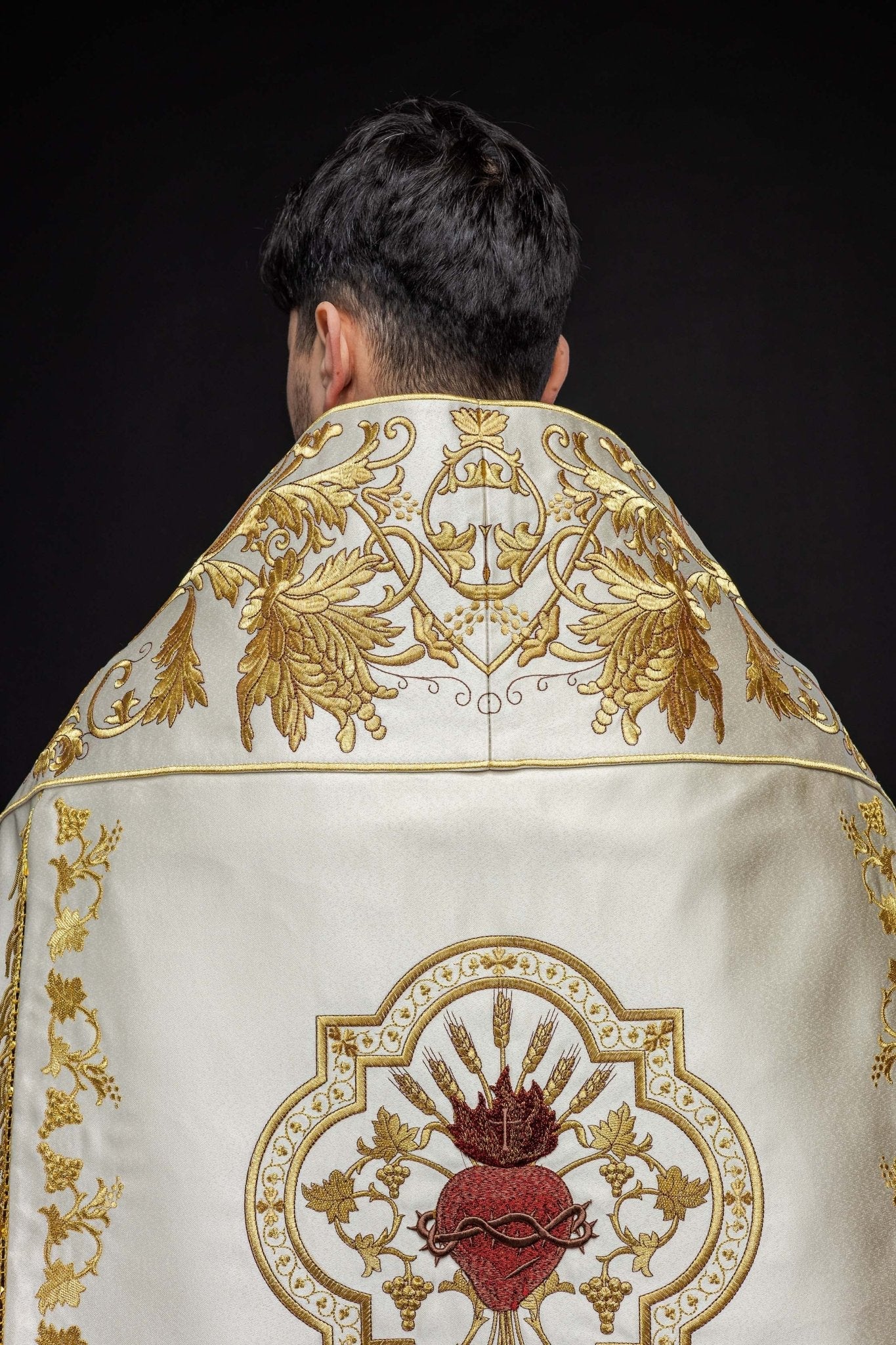 Capa de asperges romana de cetim creme com bordado do Sagrado Coração de Jesus