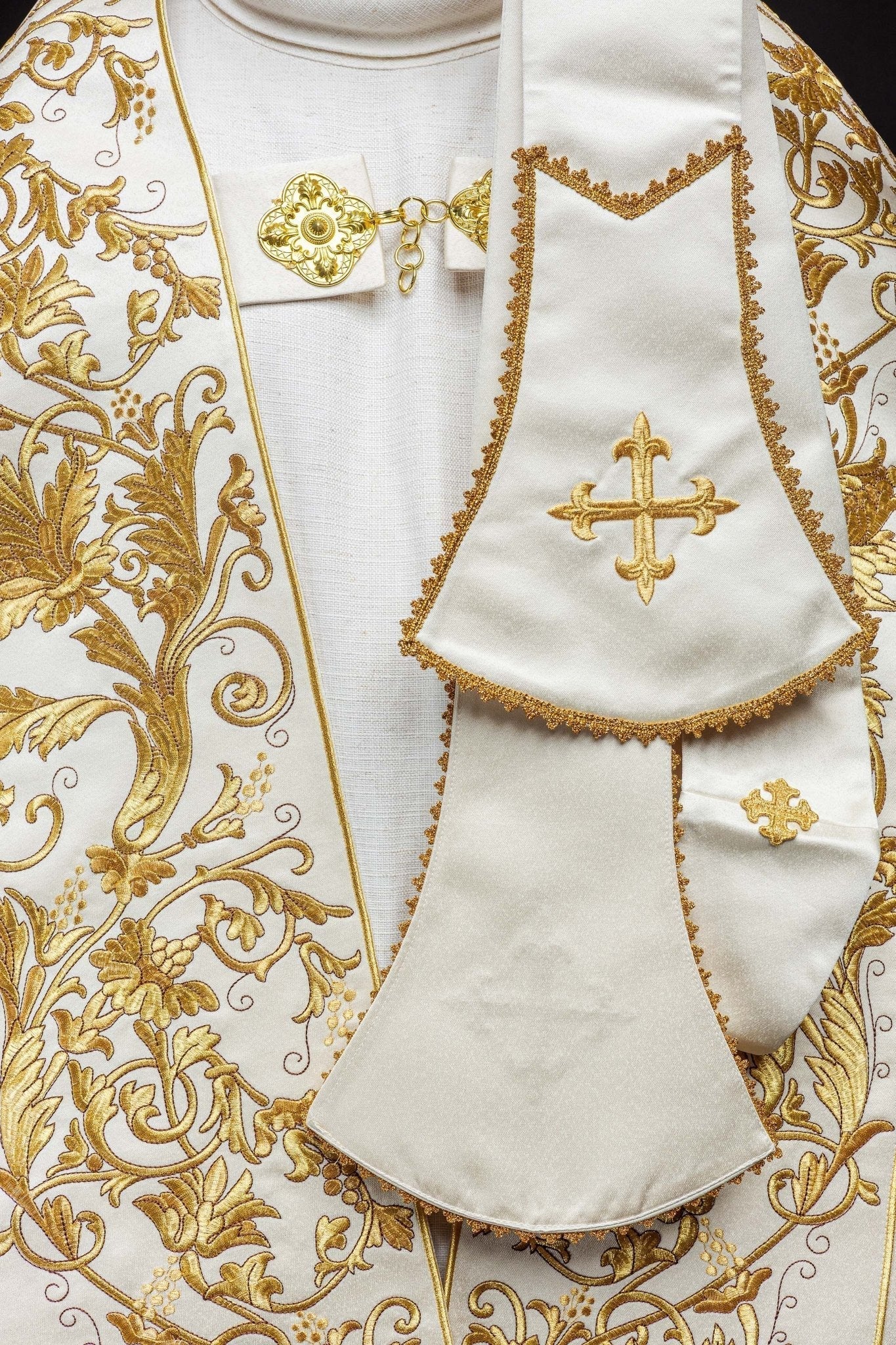 Capa de asperges romana de cetim creme com bordado do Sagrado Coração de Jesus