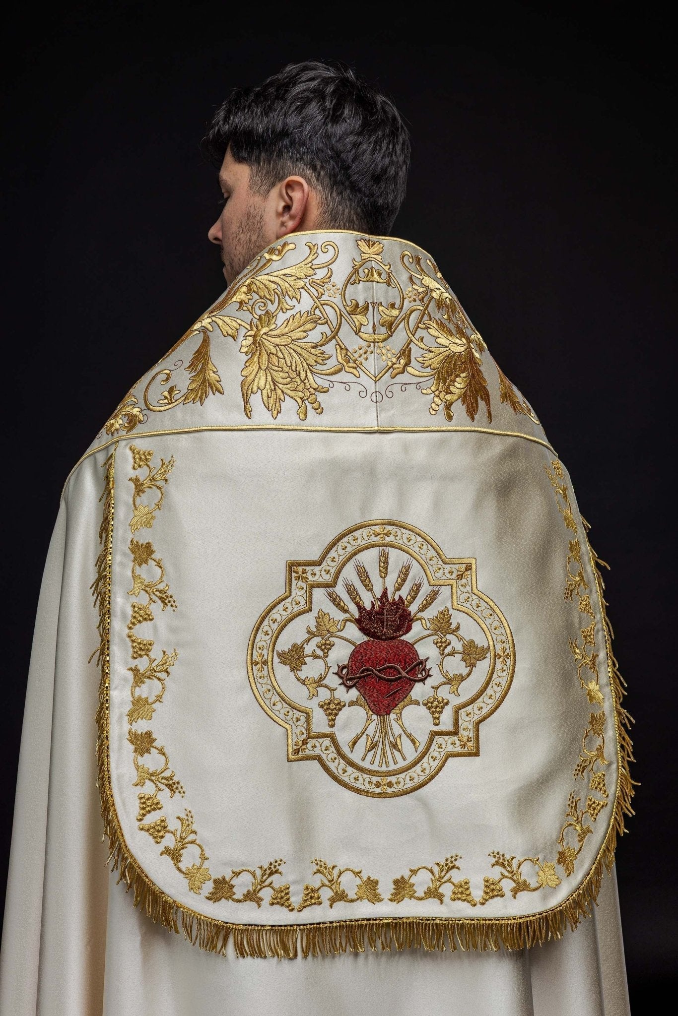 Capa de asperges romana de cetim creme com bordado do Sagrado Coração de Jesus