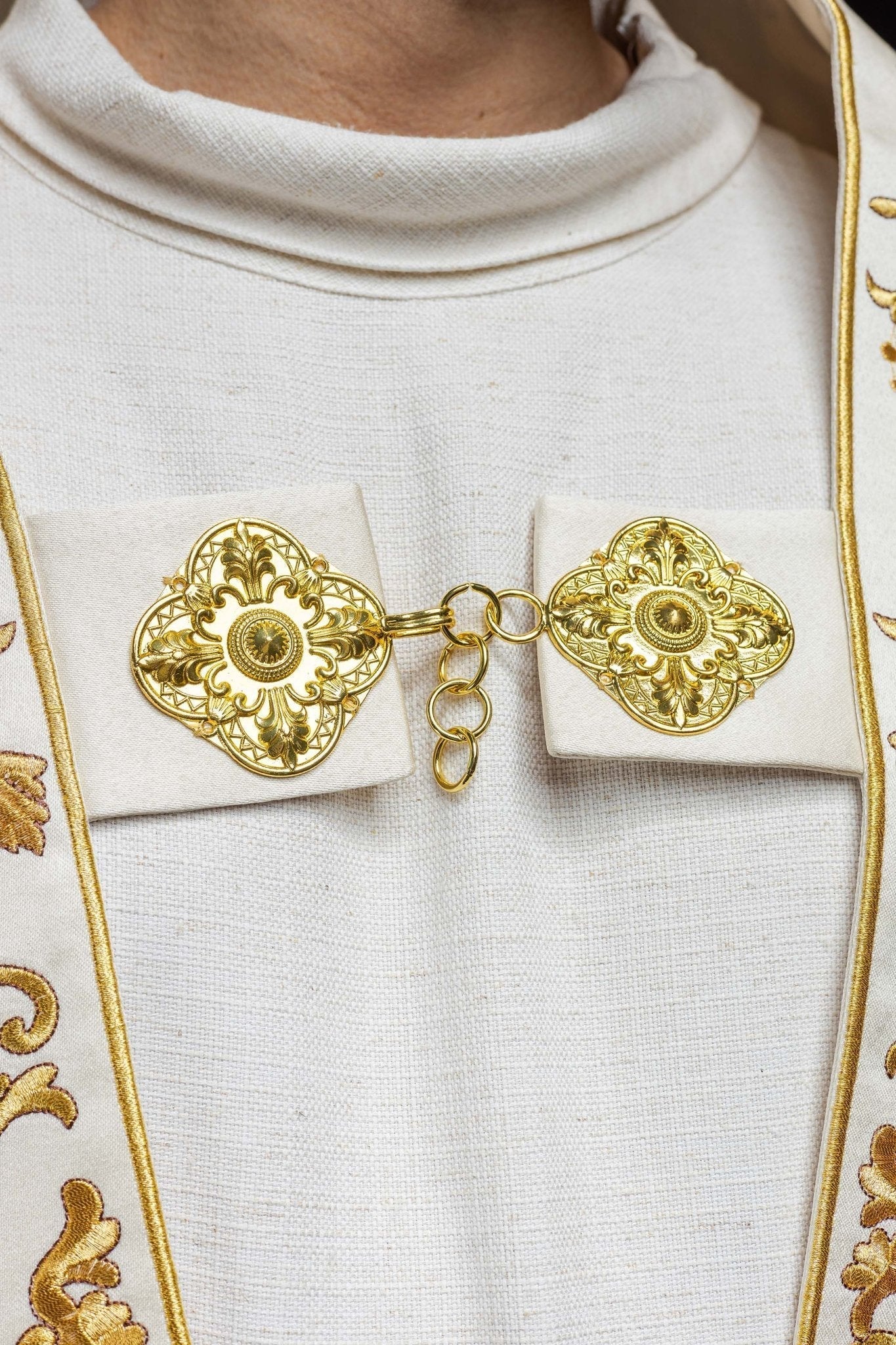 Capa de asperges romana de cetim creme com bordado do Sagrado Coração de Jesus