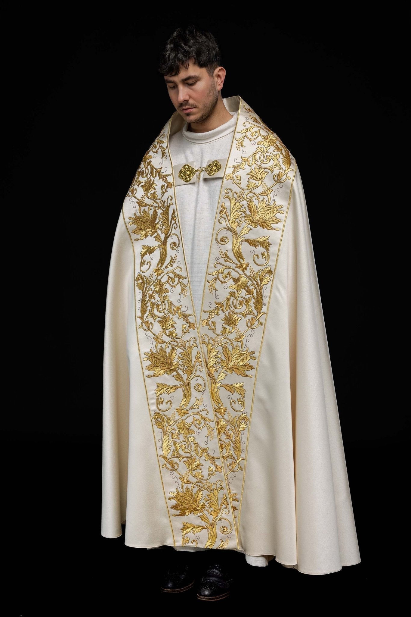 Capa de asperges romana de cetim creme com bordado do Sagrado Coração de Jesus