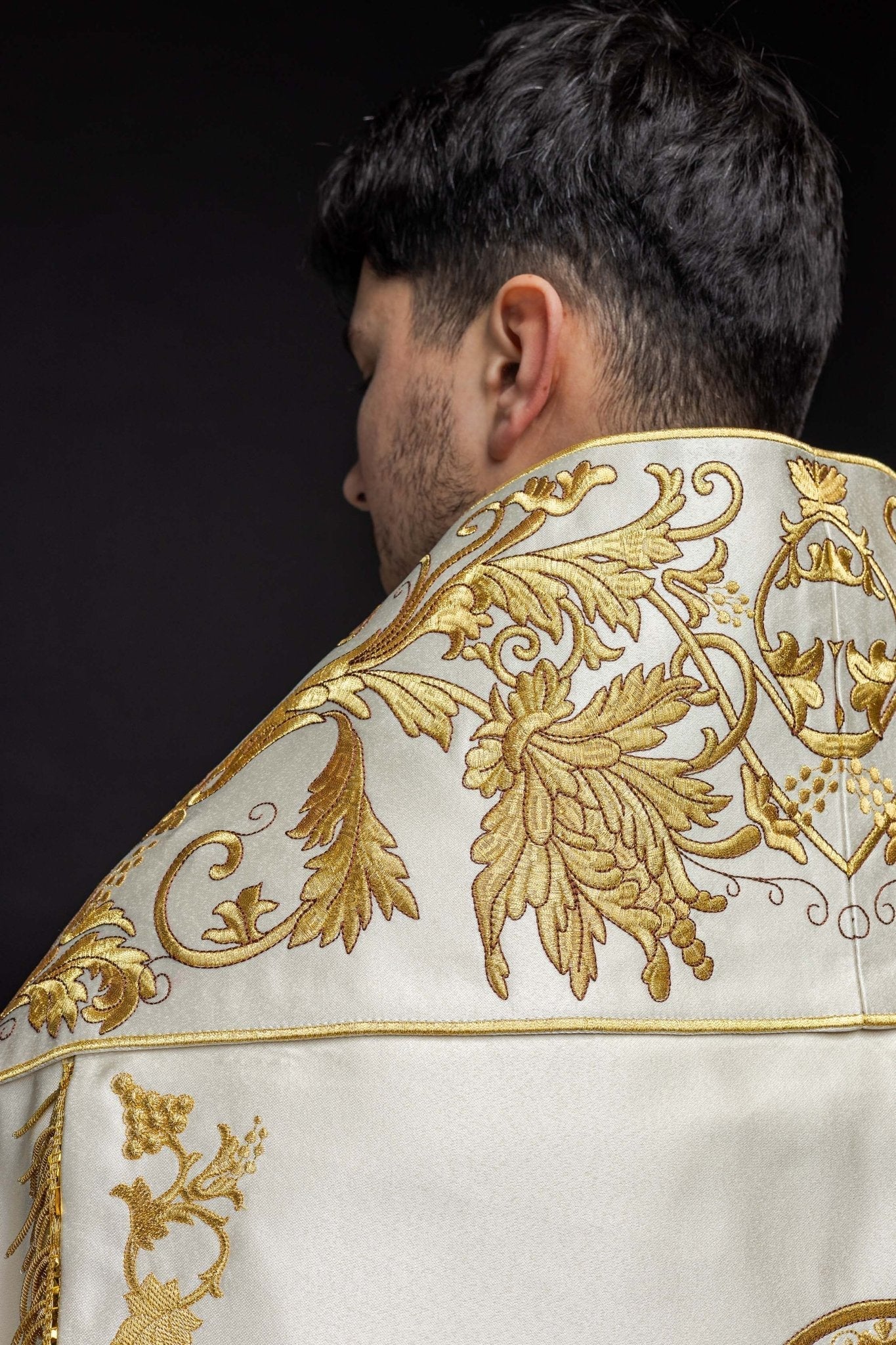 Capa de asperges romana de cetim creme com bordado do Sagrado Coração de Jesus