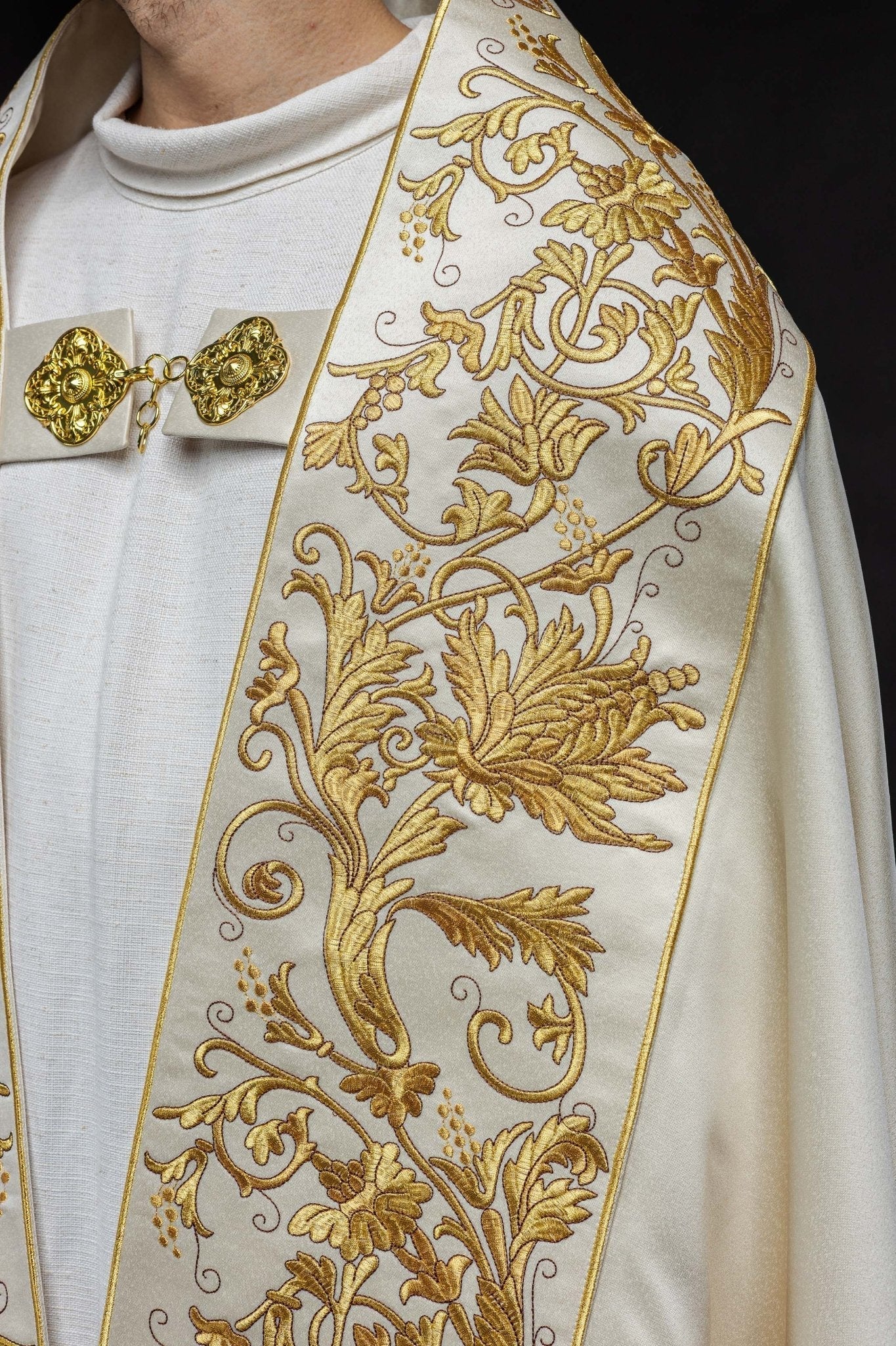 Capa de asperges romana de cetim creme com bordado do Sagrado Coração de Jesus