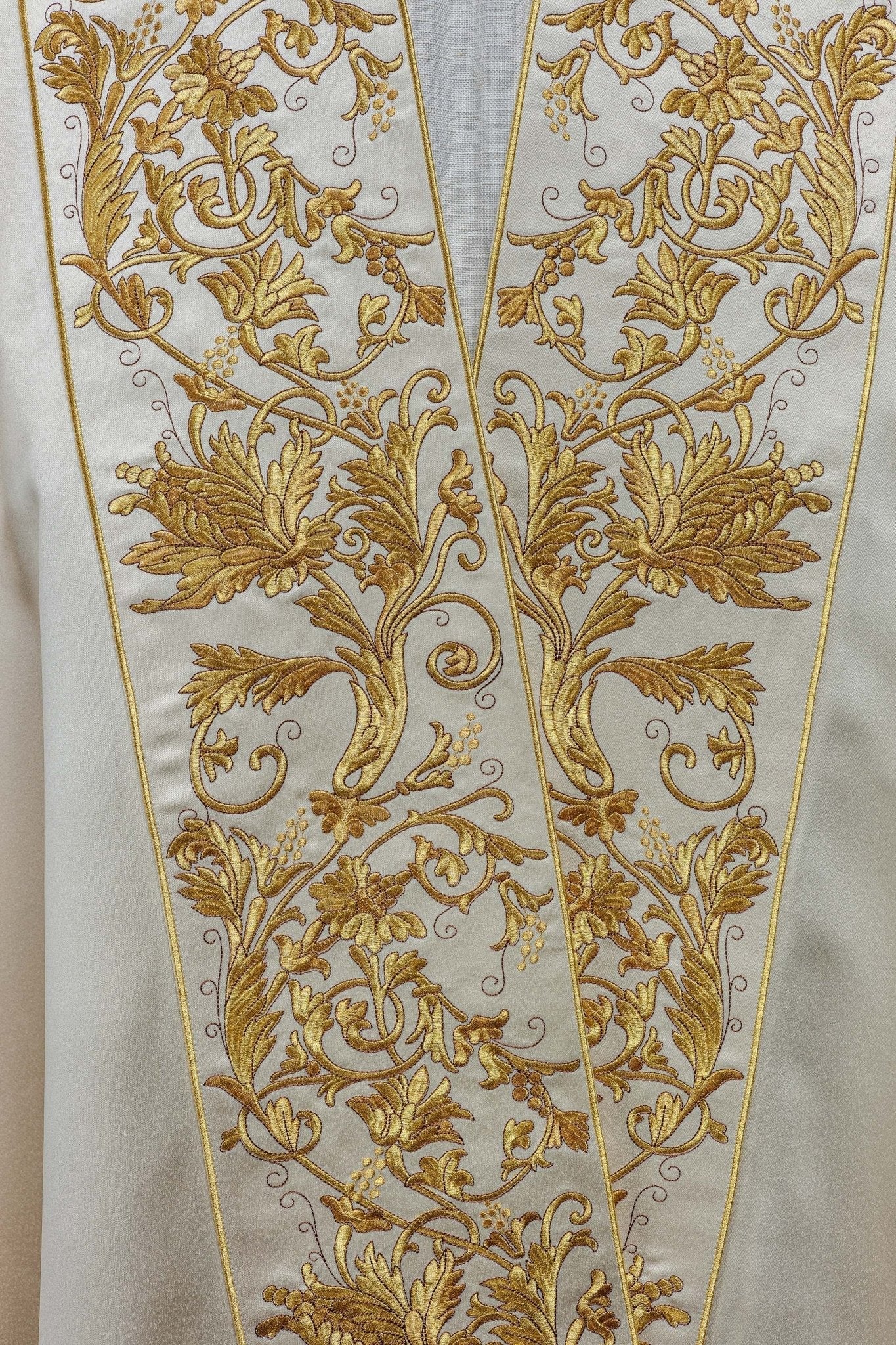 Capa de asperges romana de cetim creme com bordado do Sagrado Coração de Jesus