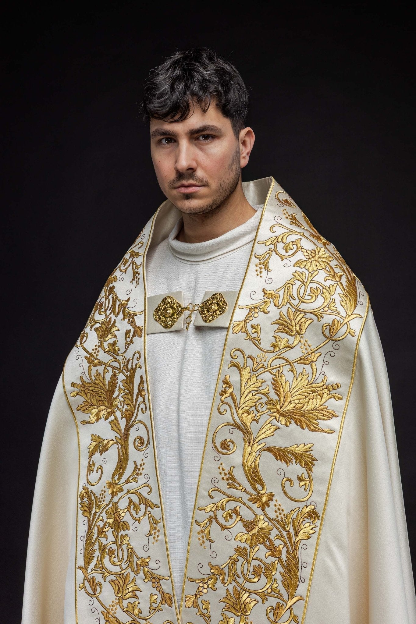 Capa de asperges romana de cetim creme com bordado do Sagrado Coração de Jesus