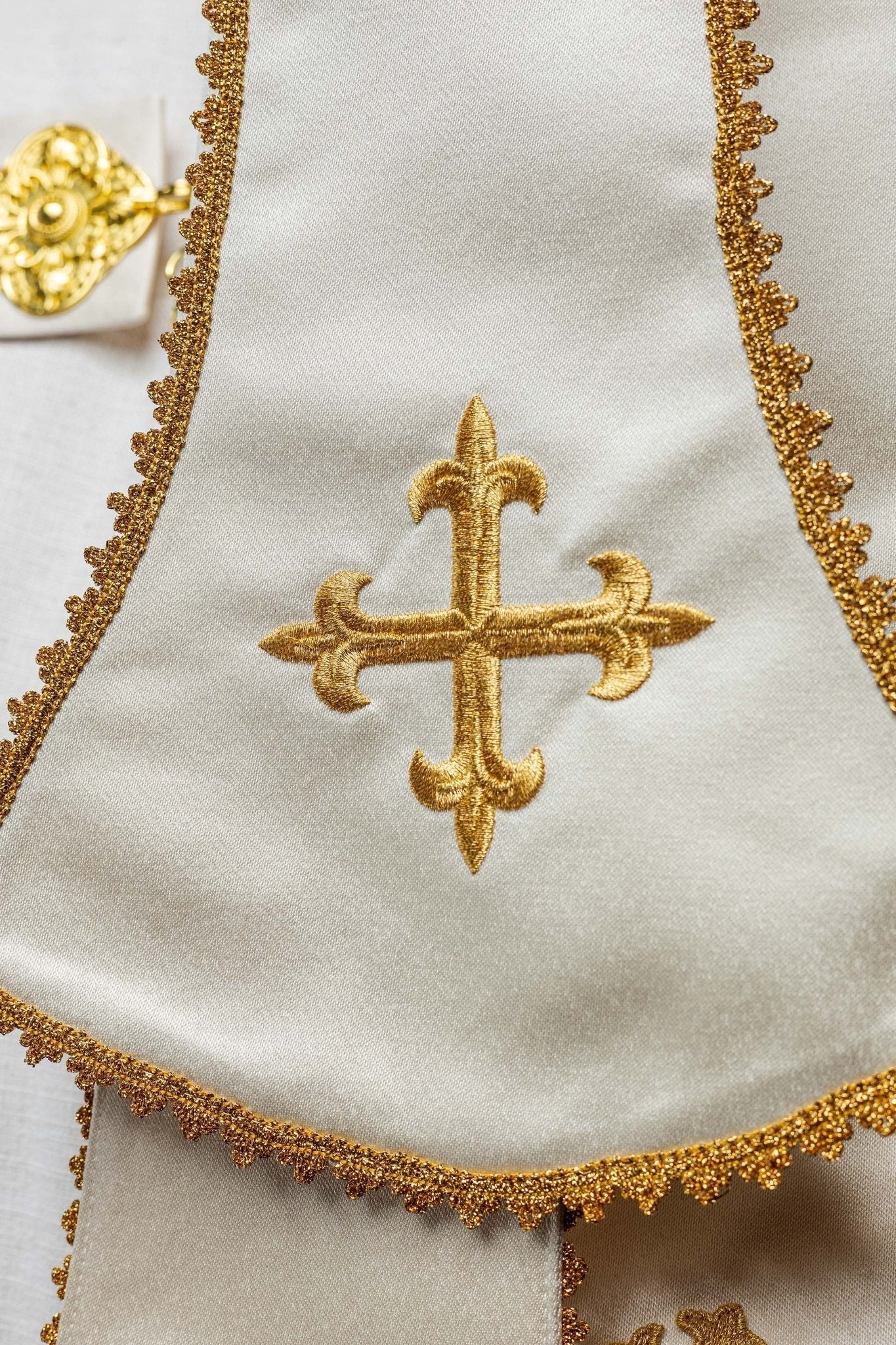 Capa de asperges romana de cetim creme com bordado do Sagrado Coração de Jesus