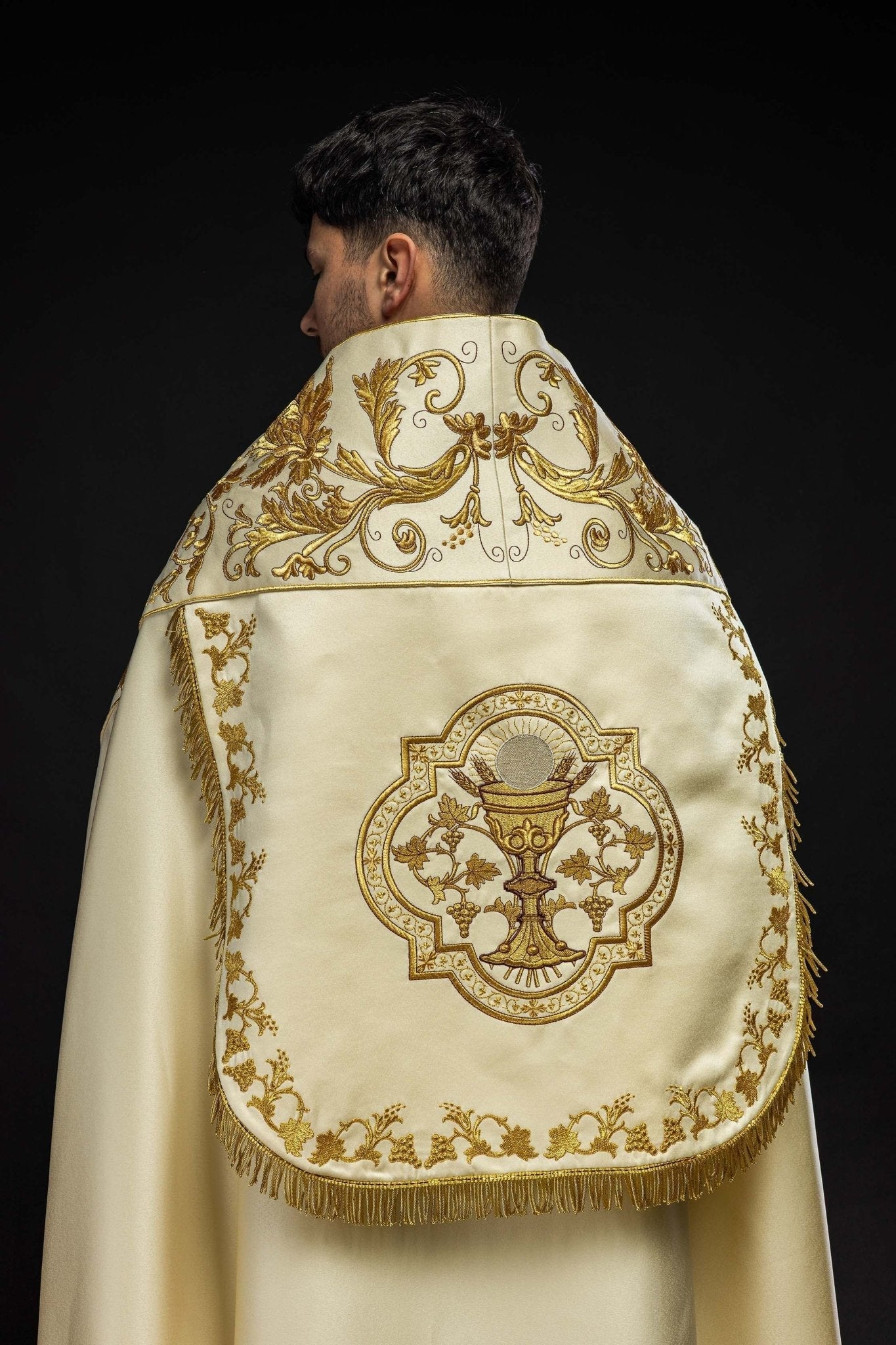 Capa de asperges romana creme com cálice eucarístico bordado