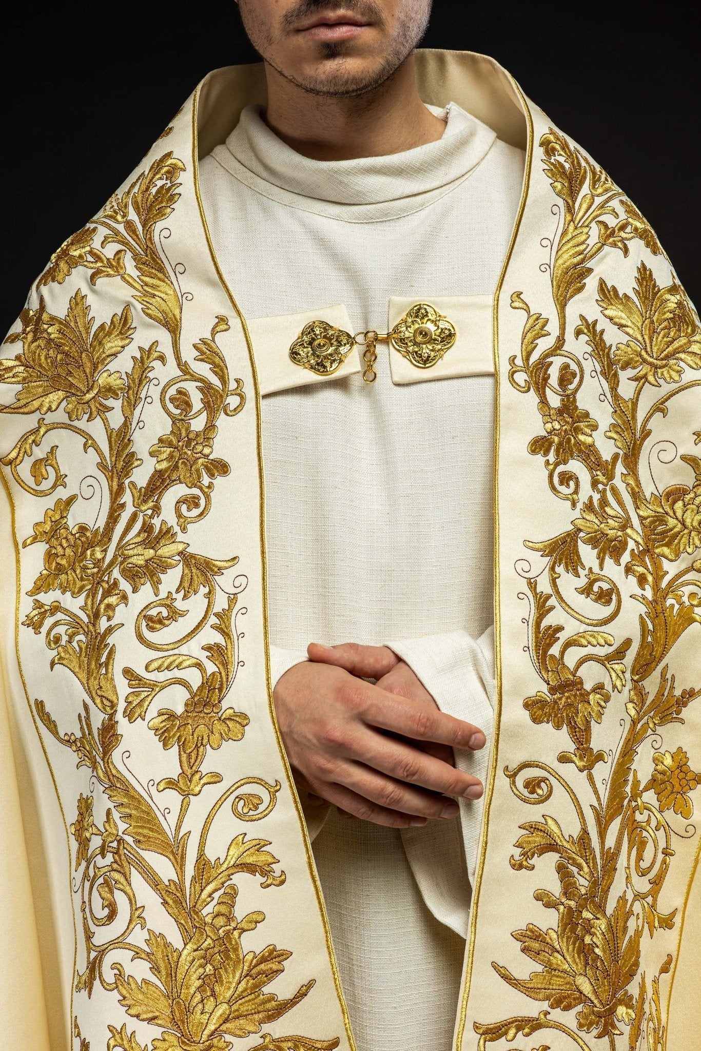 Capa de asperges romana creme com cálice eucarístico bordado