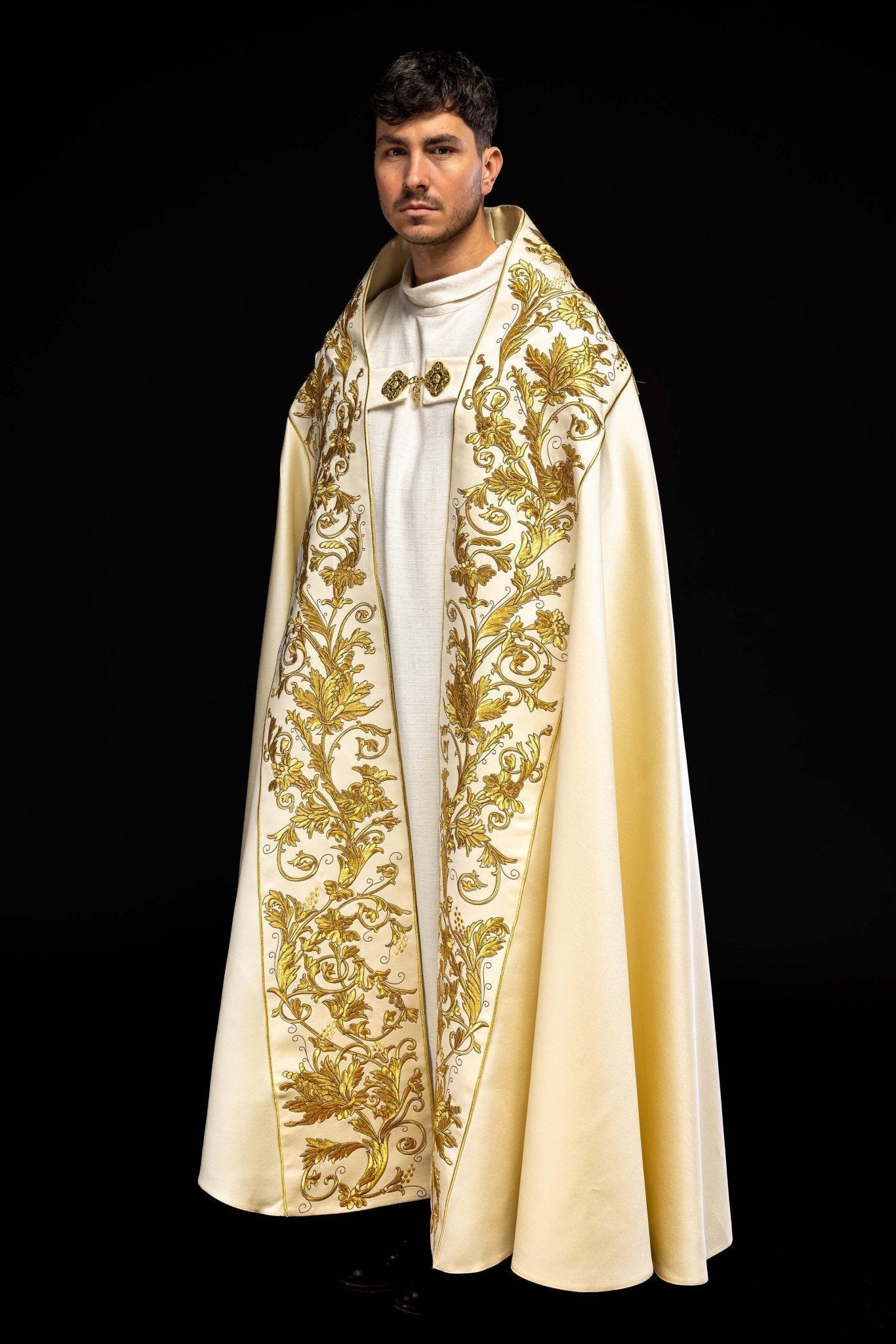 Capa de asperges romana creme com cálice eucarístico bordado