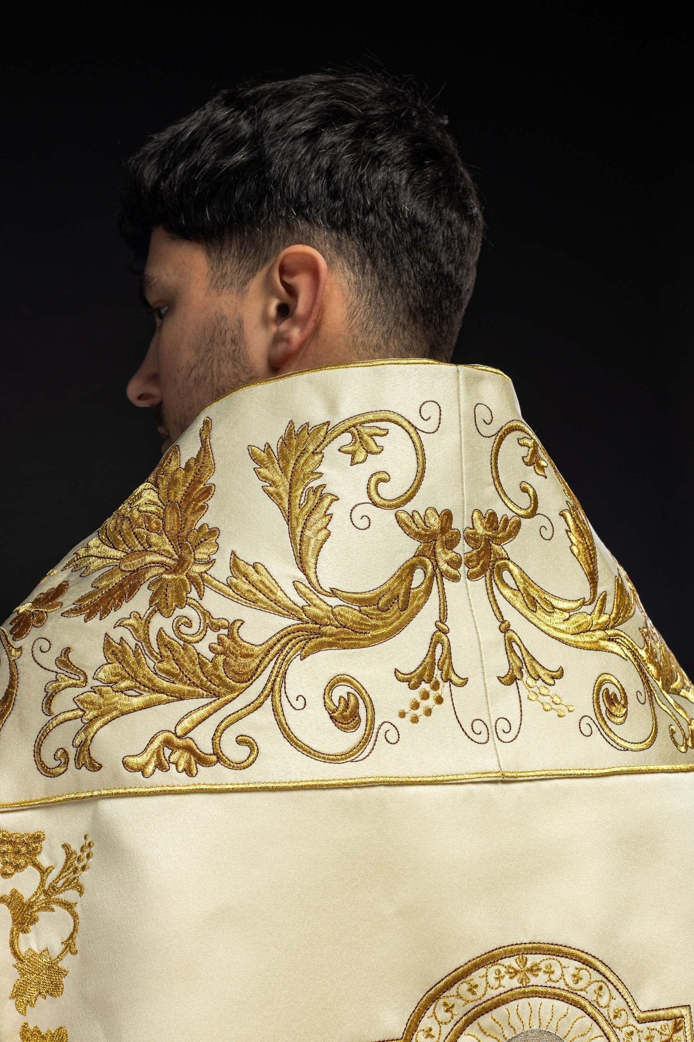 Capa de asperges romana creme com cálice eucarístico bordado