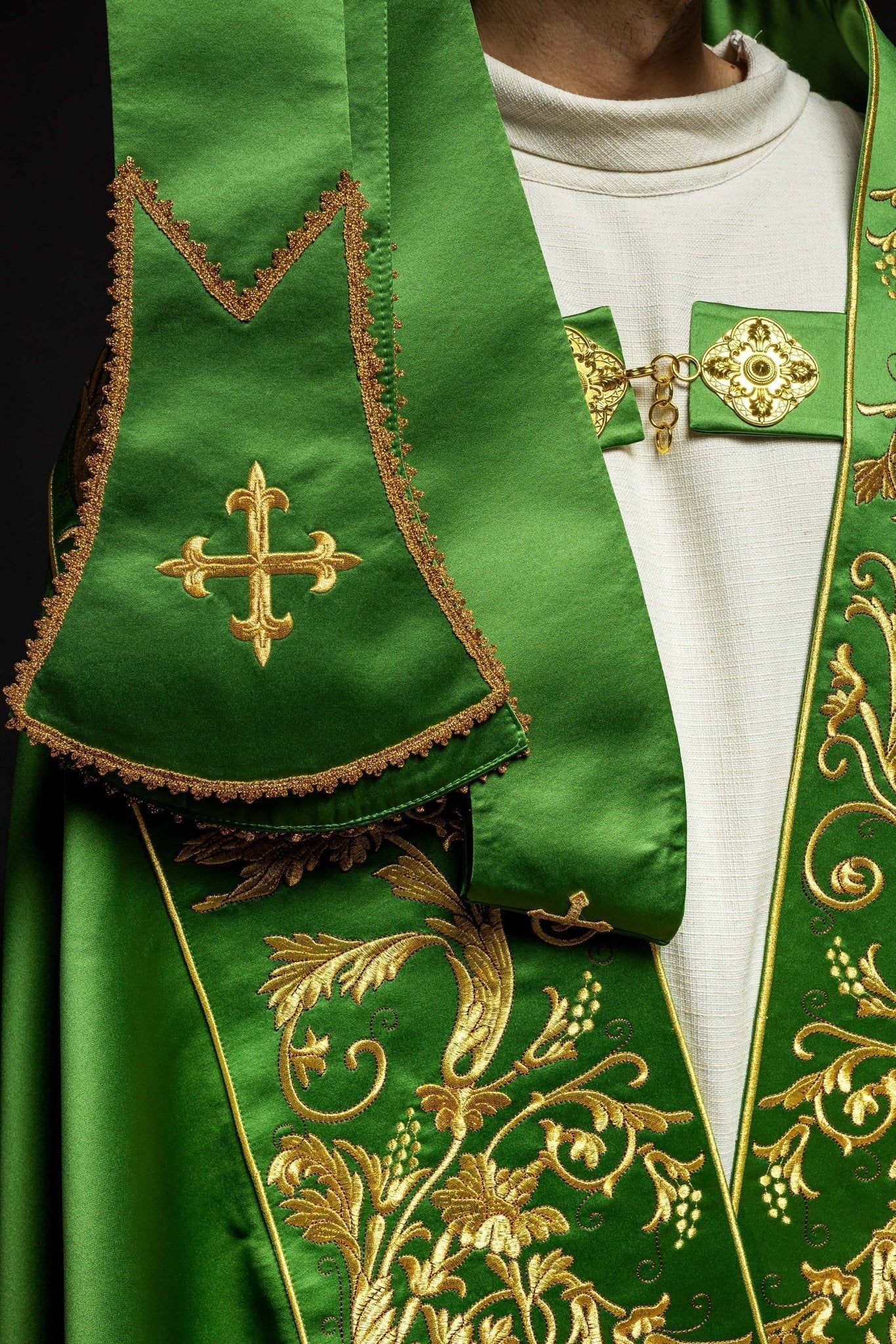 Capa de asperges romana verde de cetim com bordado do Sagrado Coração de Jesus