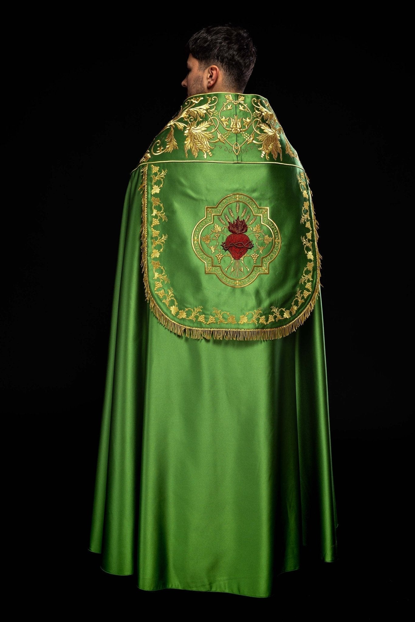Capa de asperges romana verde de cetim com bordado do Sagrado Coração de Jesus