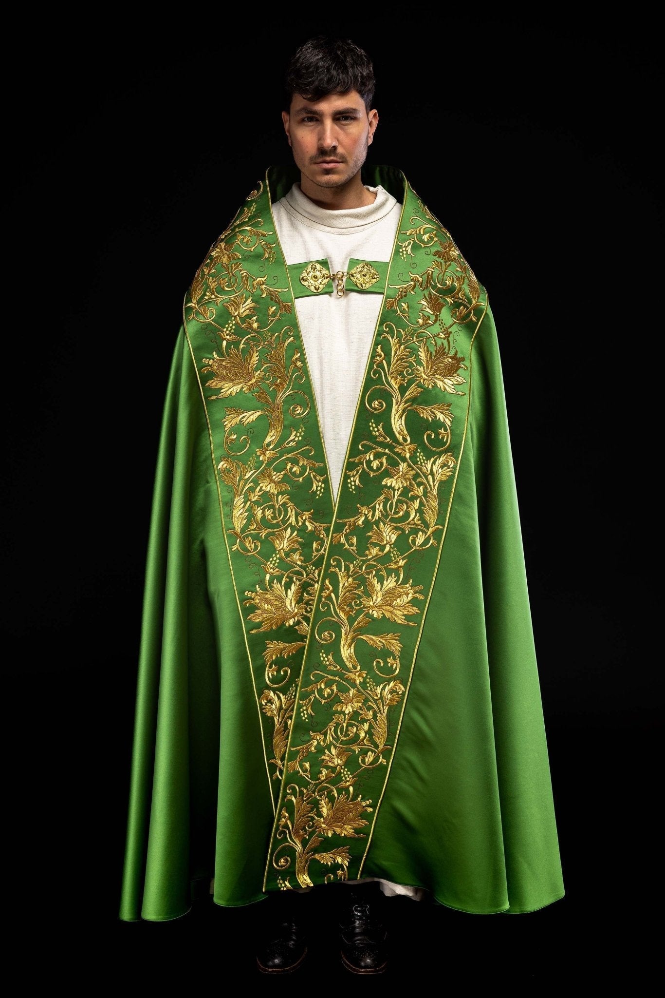 Capa de asperges romana verde de cetim com bordado do Sagrado Coração de Jesus