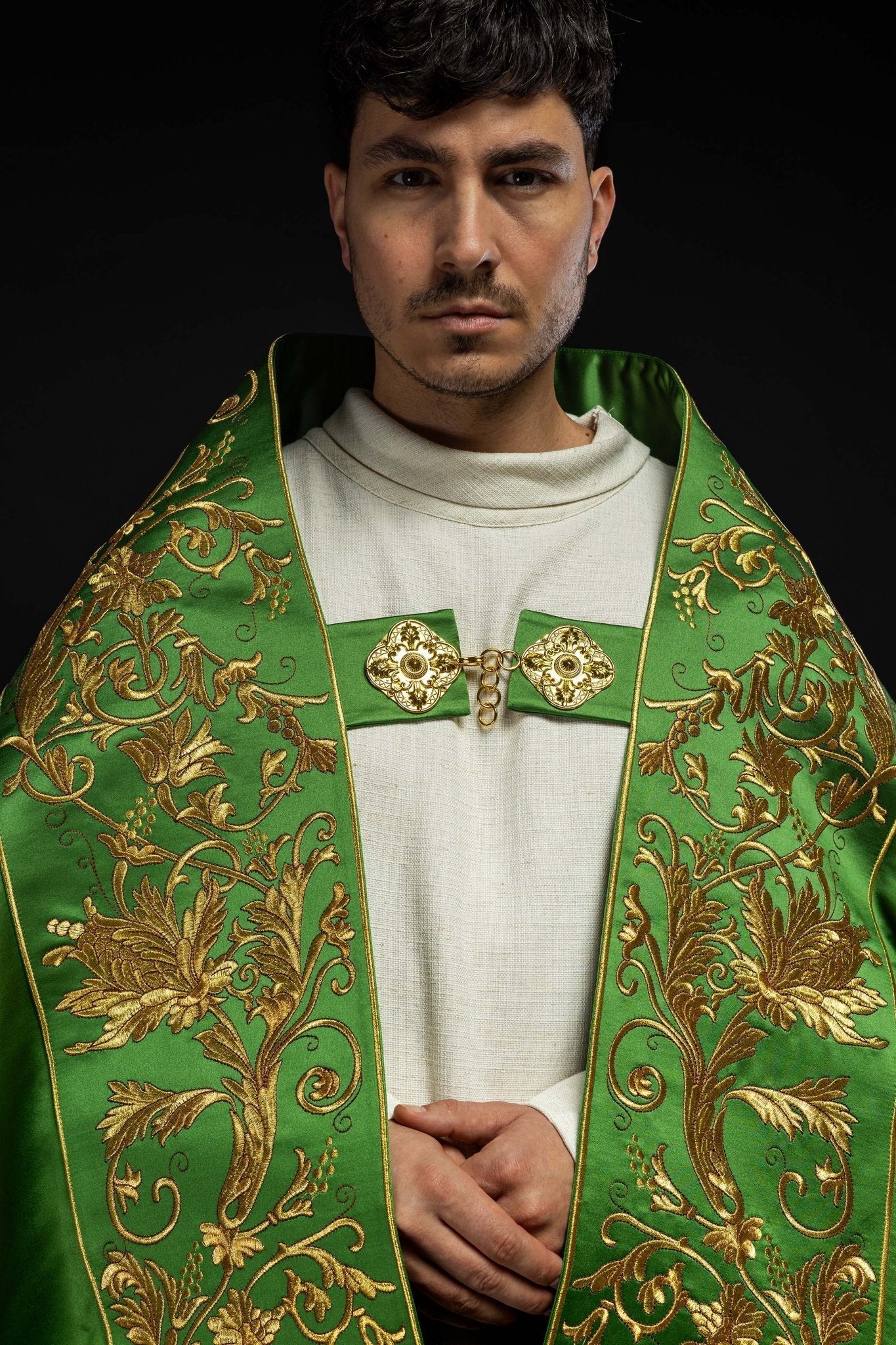 Capa de asperges romana verde de cetim com bordado do Sagrado Coração de Jesus