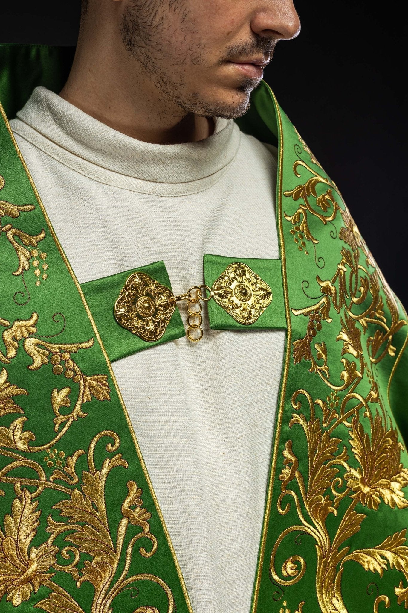 Capa de asperges romana verde de cetim com bordado do Sagrado Coração de Jesus