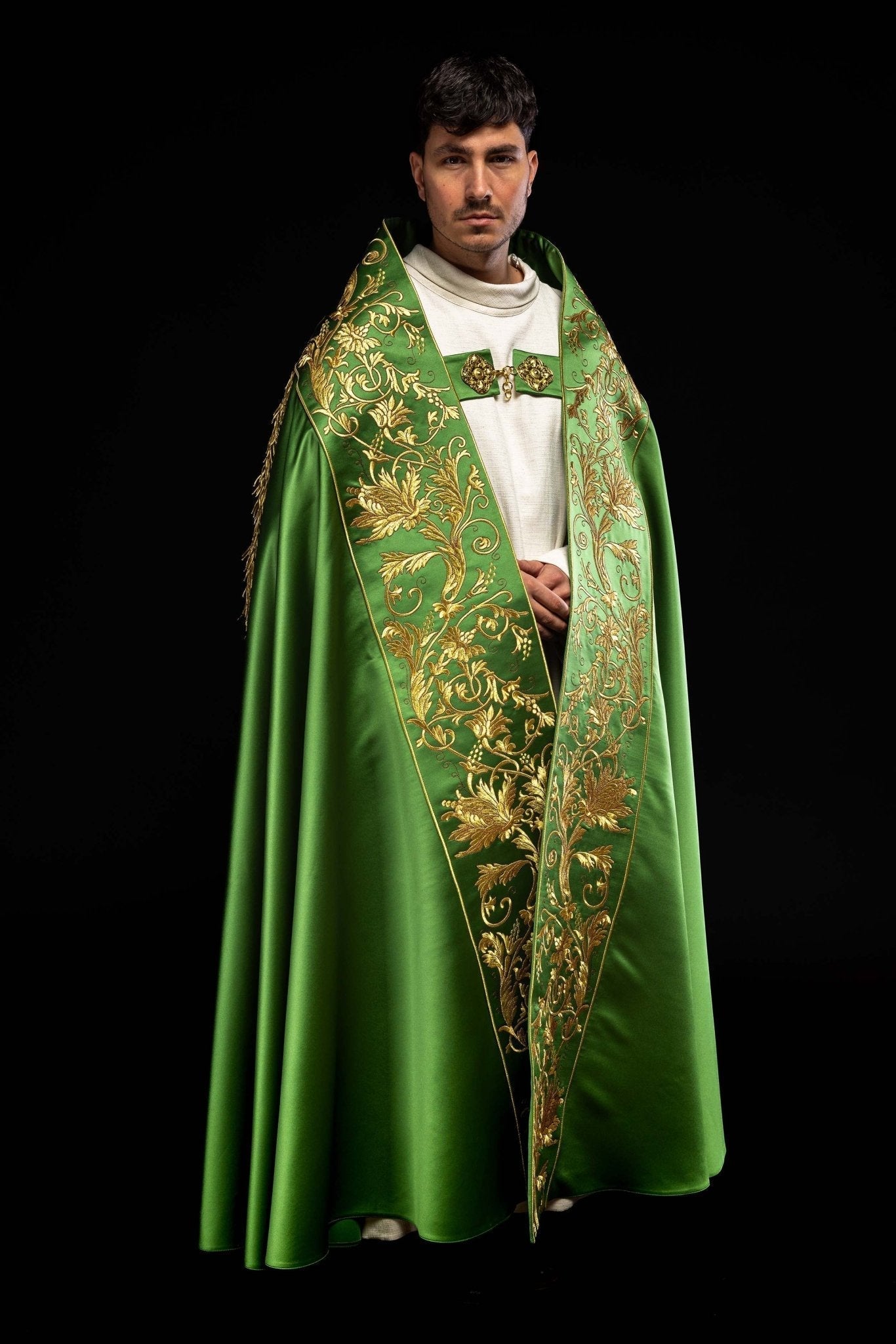 Capa de asperges romana verde de cetim com bordado do Sagrado Coração de Jesus