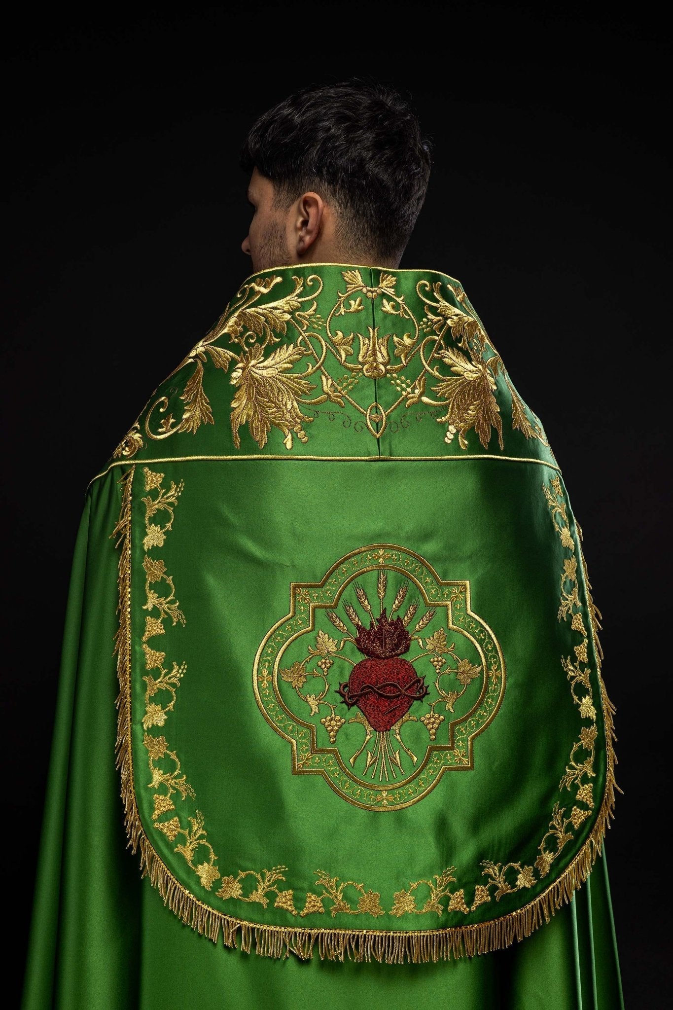 Capa de asperges romana verde de cetim com bordado do Sagrado Coração de Jesus
