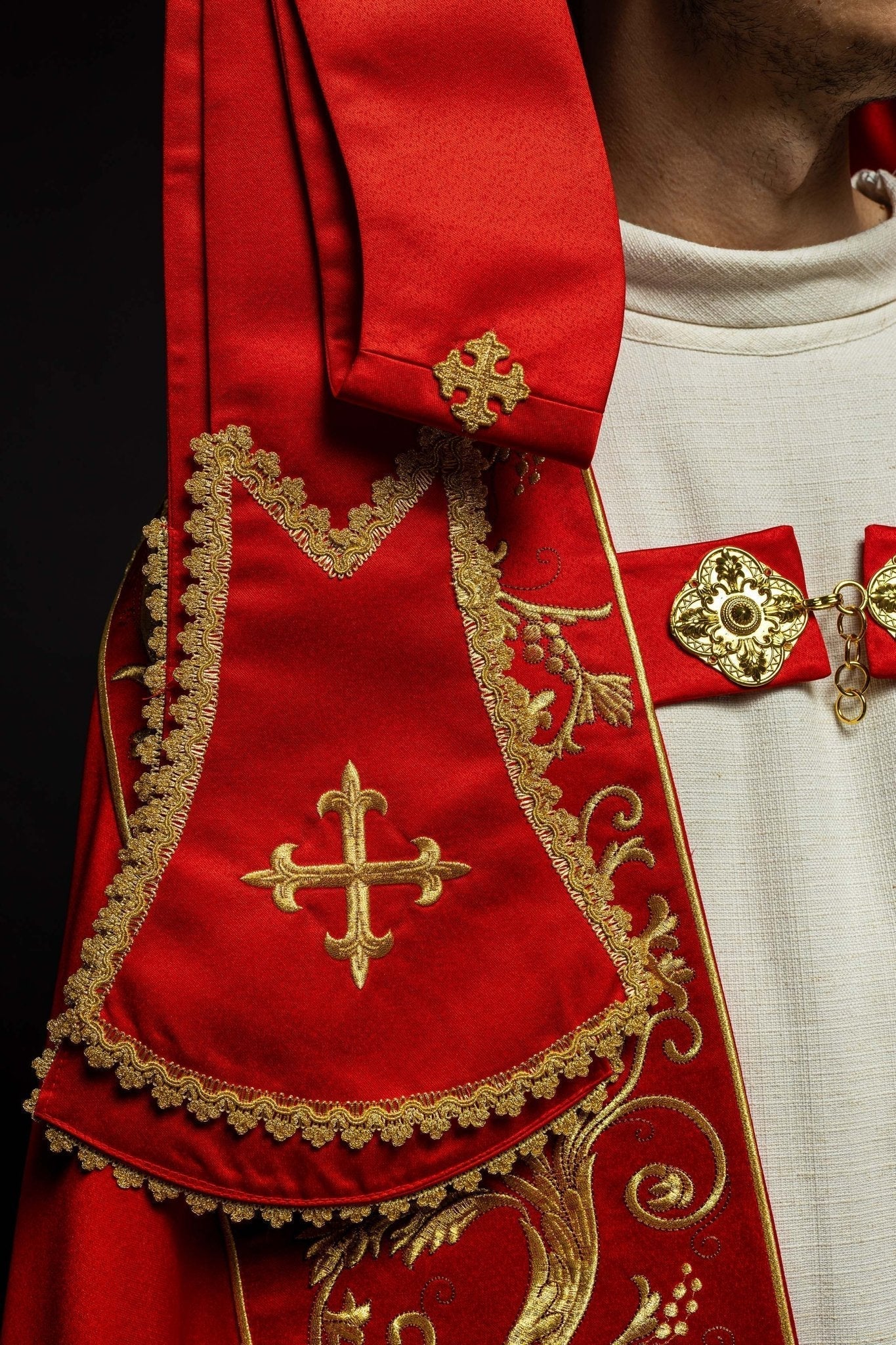 Capa de asperges romana vermelha com bordado do Sagrado Coração de Jesus