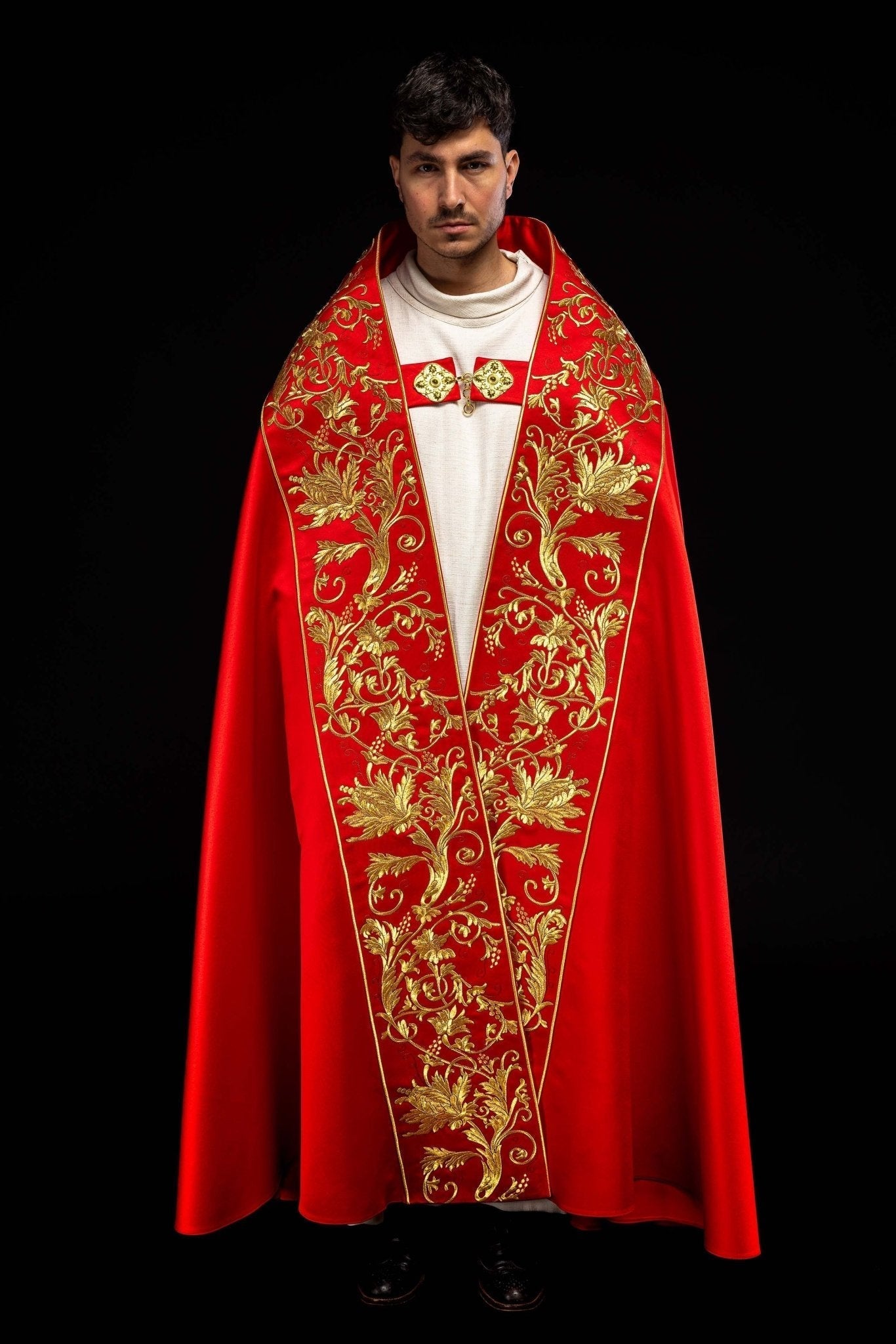 Capa de asperges romana vermelha com bordado do Sagrado Coração de Jesus